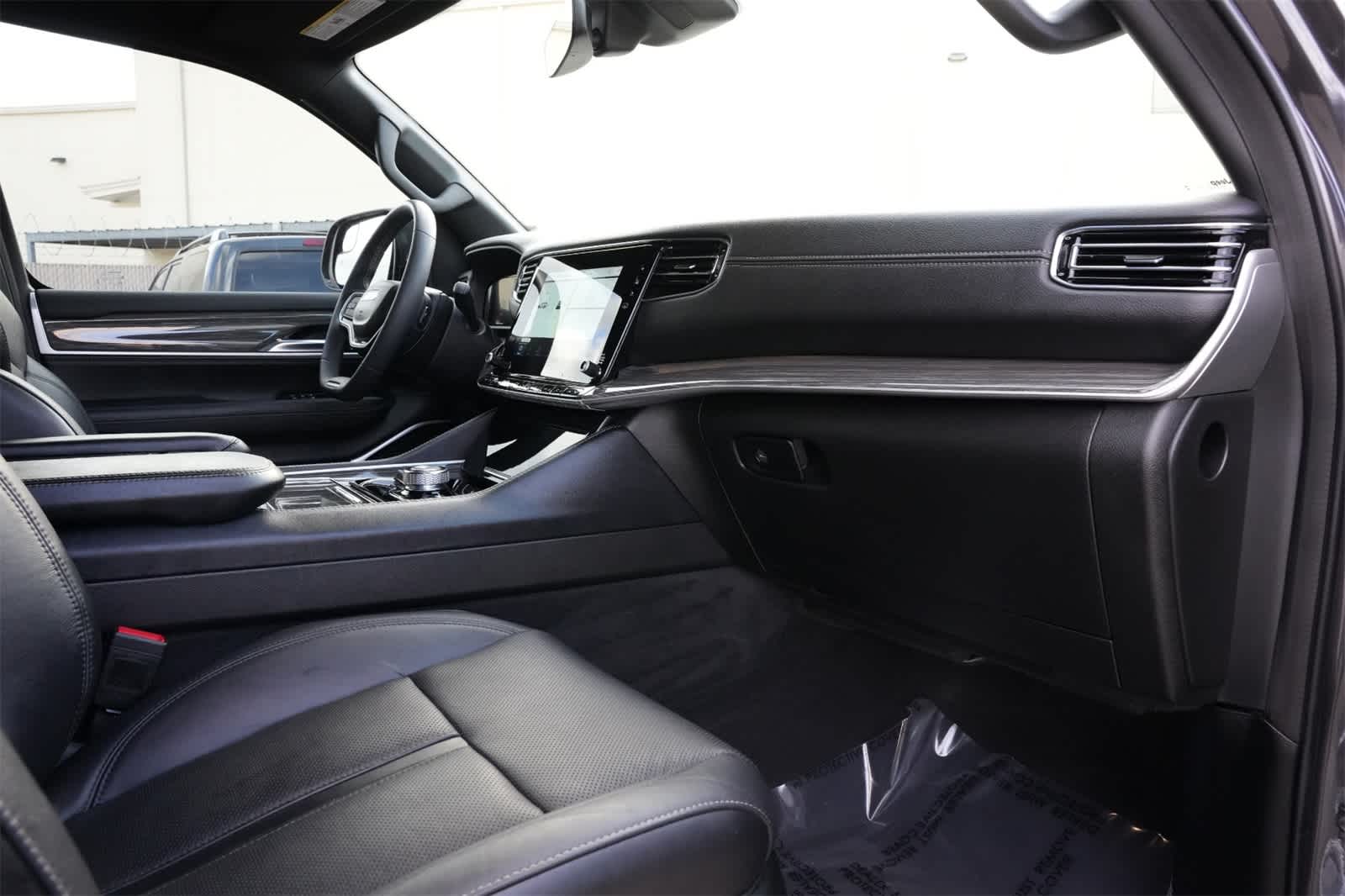 Thumbnail: 2022 Jeep Wagoneer - 22