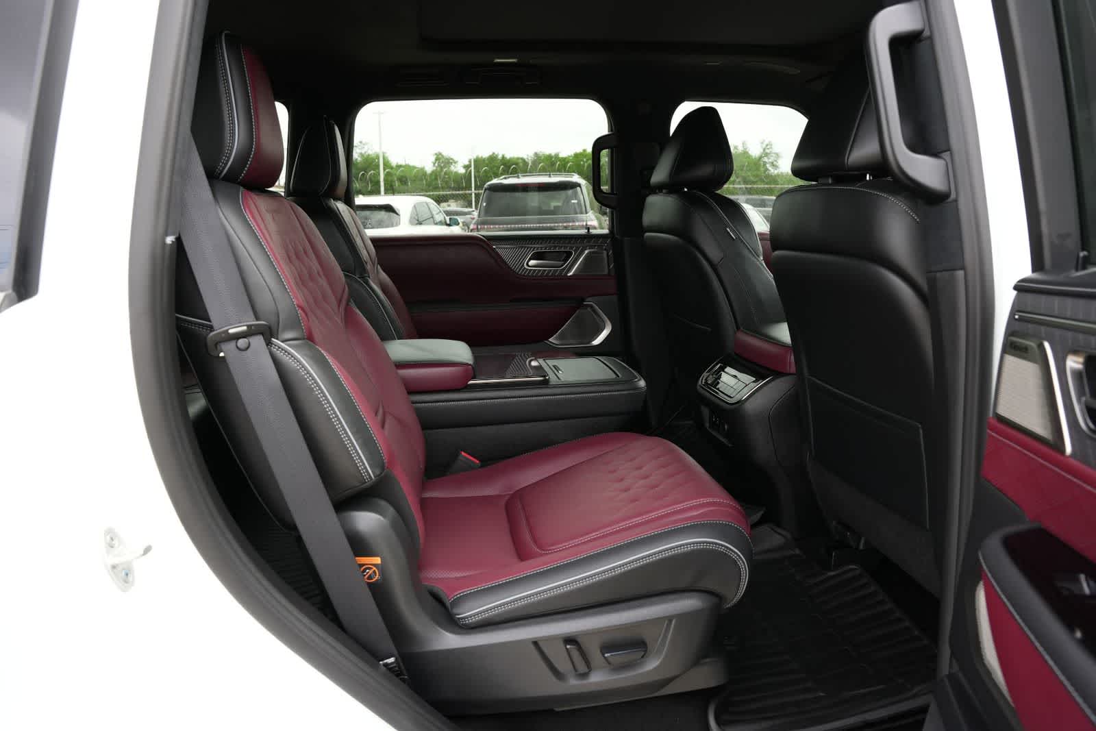 Thumbnail: 2026 INFINITI QX80 - 21