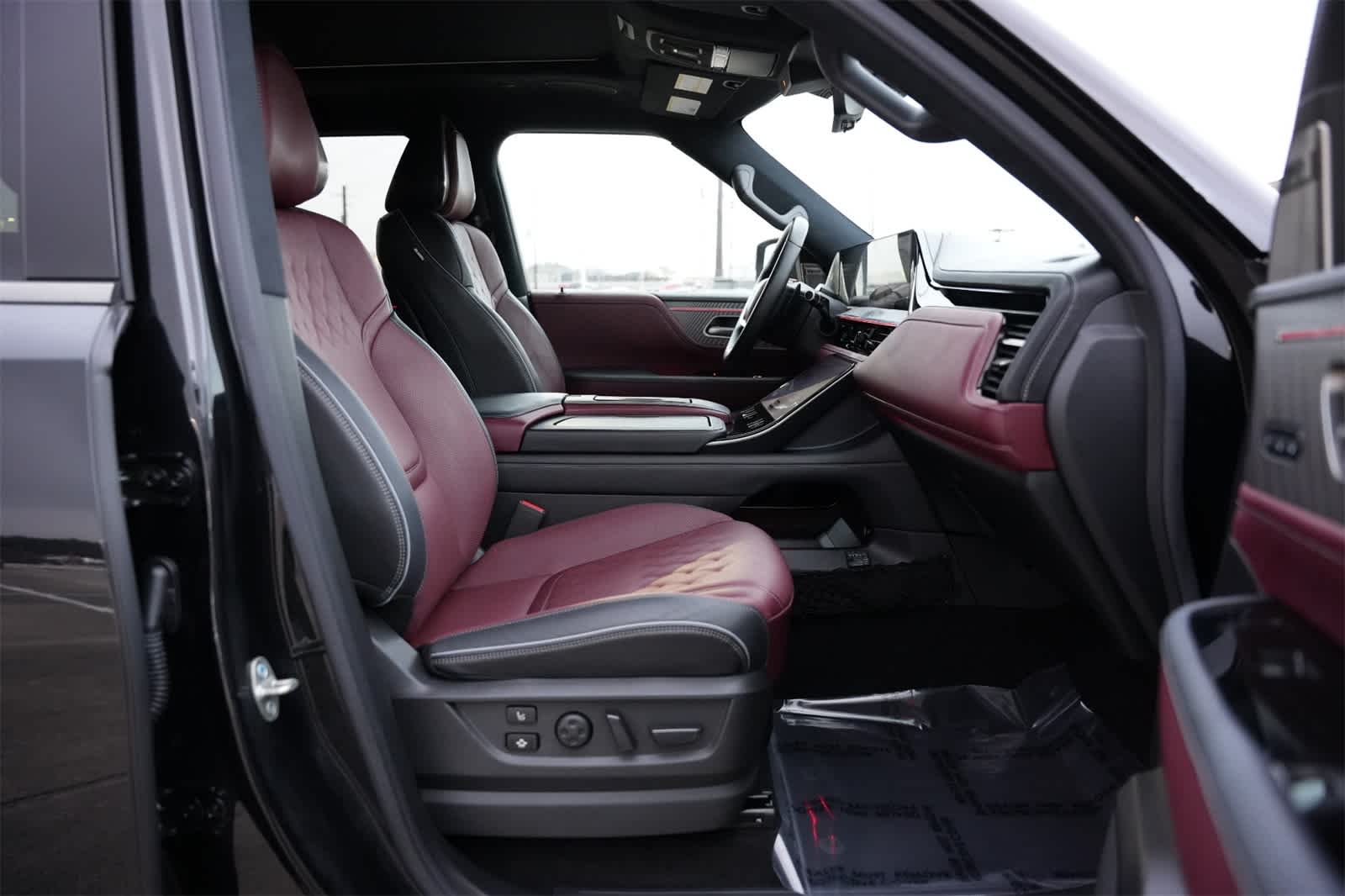 Thumbnail: 2025 INFINITI QX80 - 21