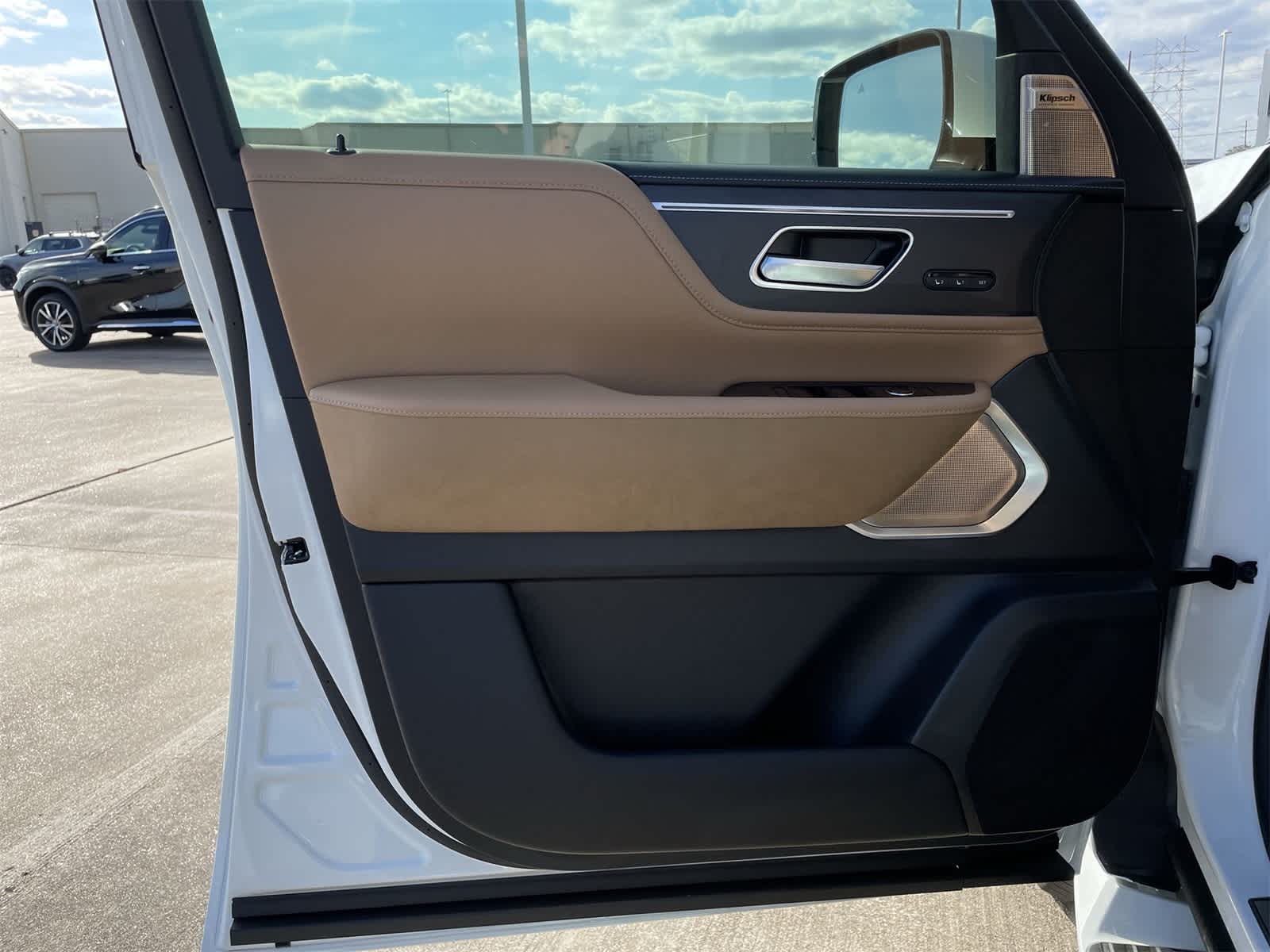 Thumbnail: 2025 INFINITI QX80 - 18