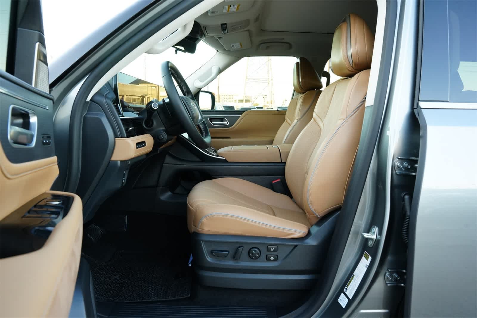 Thumbnail: 2025 INFINITI QX80 - 16