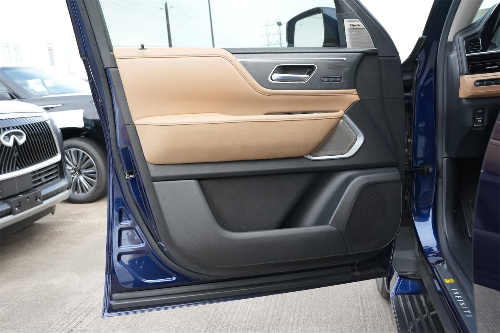2025 INFINITI QX80 Sensory 18