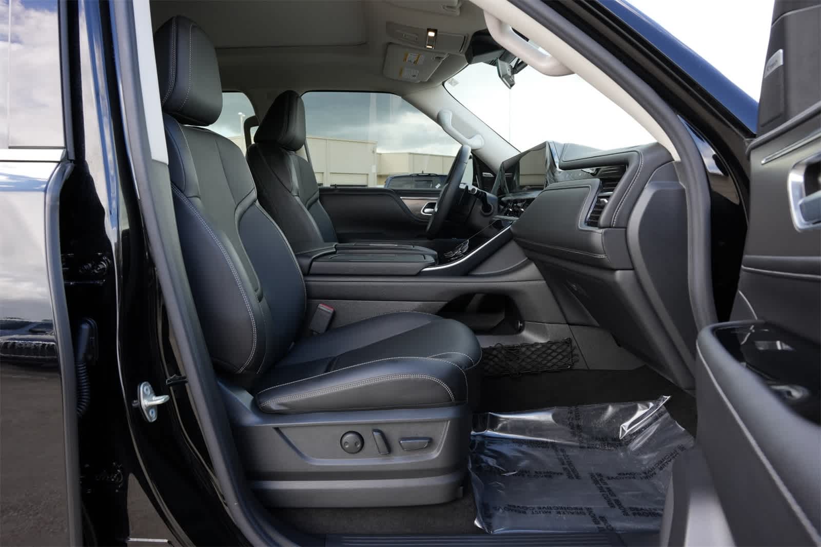 Thumbnail: 2025 INFINITI QX80 - 24