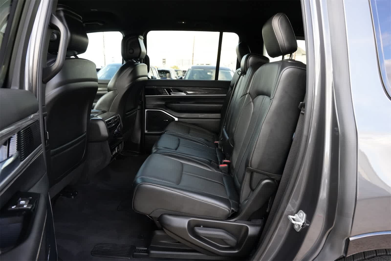 Thumbnail: 2022 Jeep Wagoneer - 19