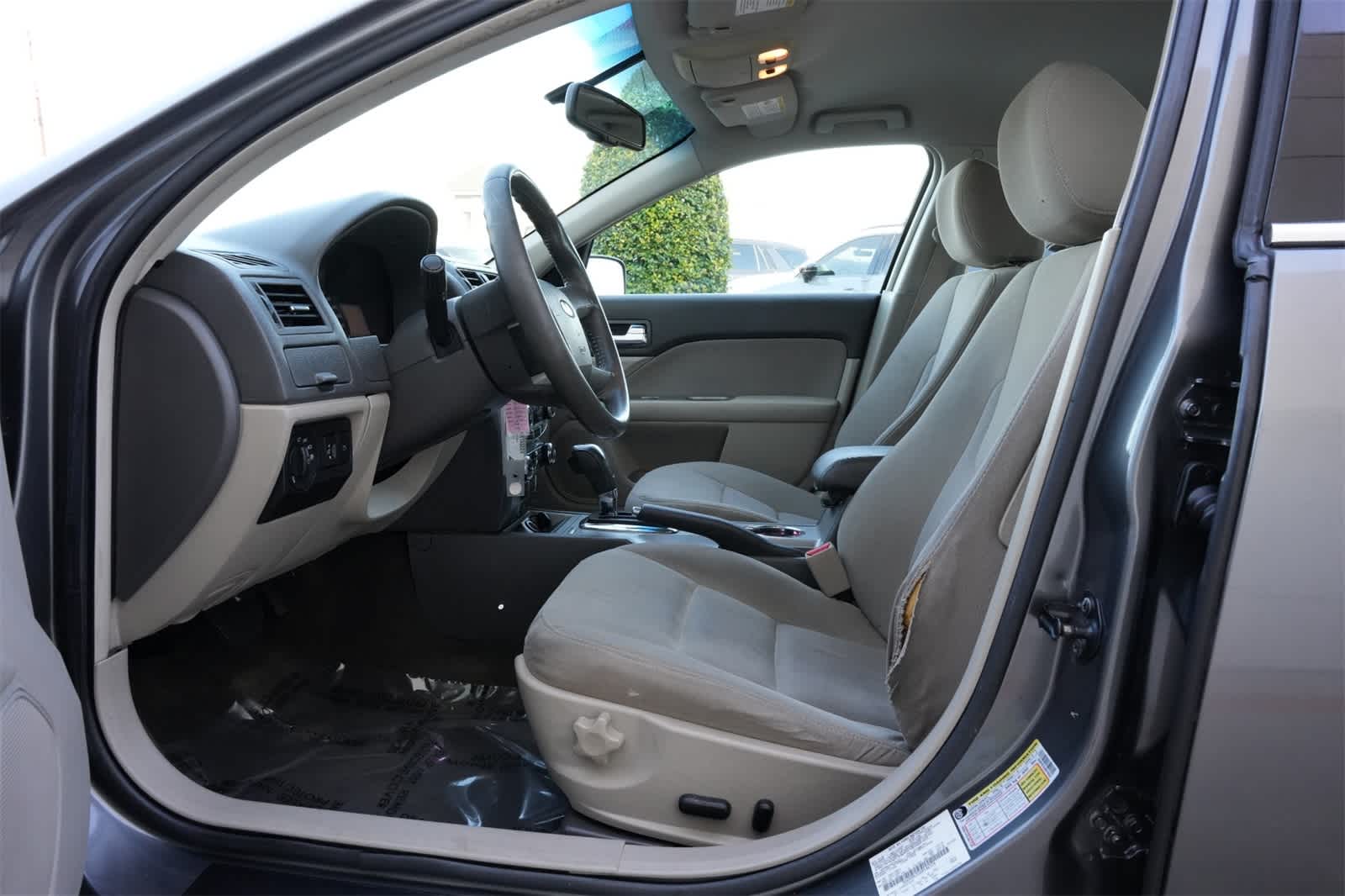 Thumbnail: 2010 Ford Fusion - 16