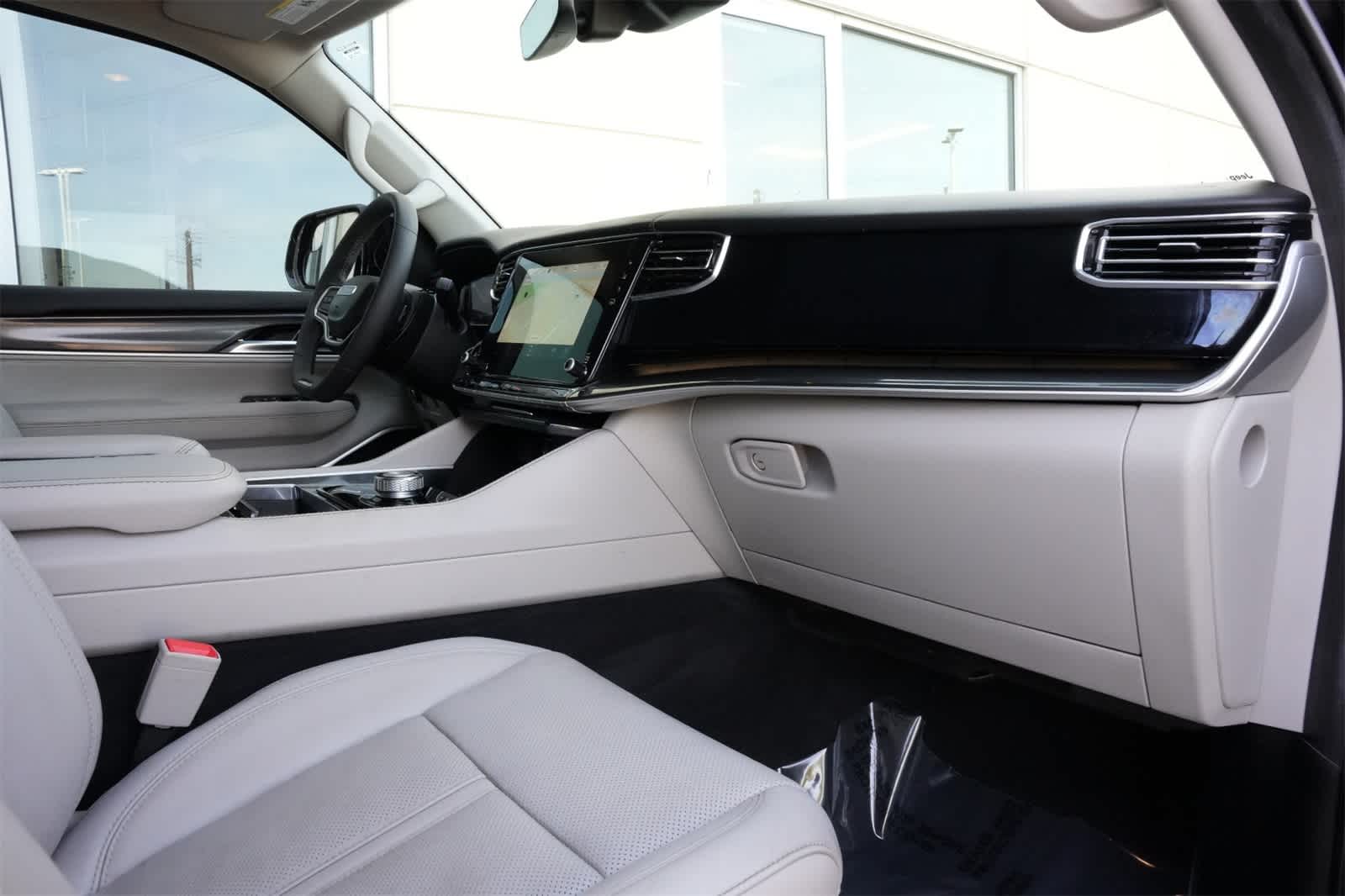 Thumbnail: 2022 Jeep Wagoneer - 22