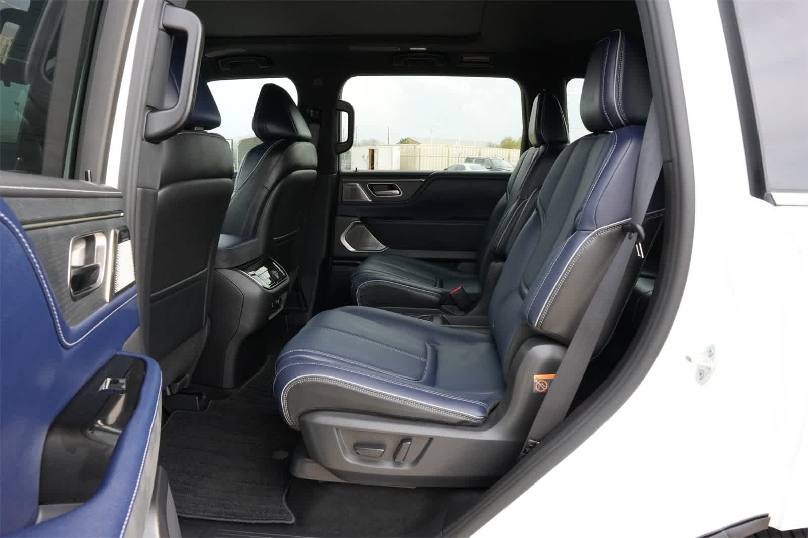 Thumbnail: 2026 INFINITI QX80 - 19