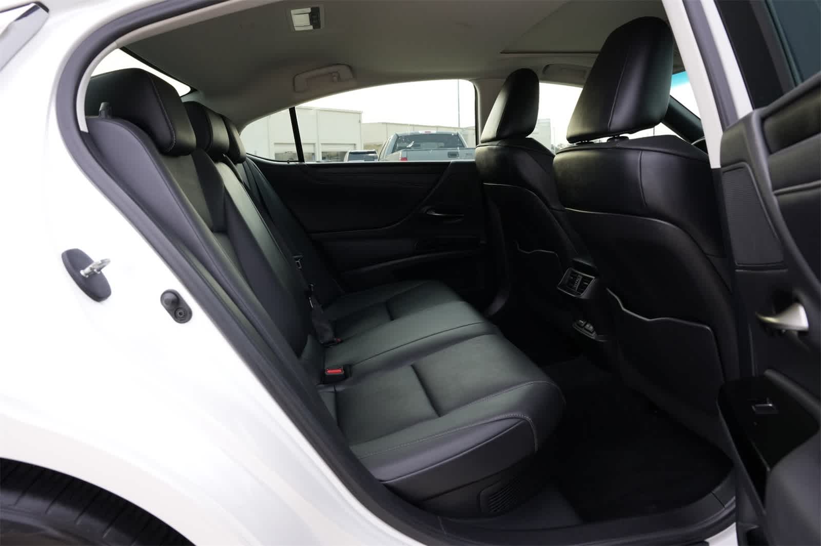 Thumbnail: 2022 Lexus ES - 21