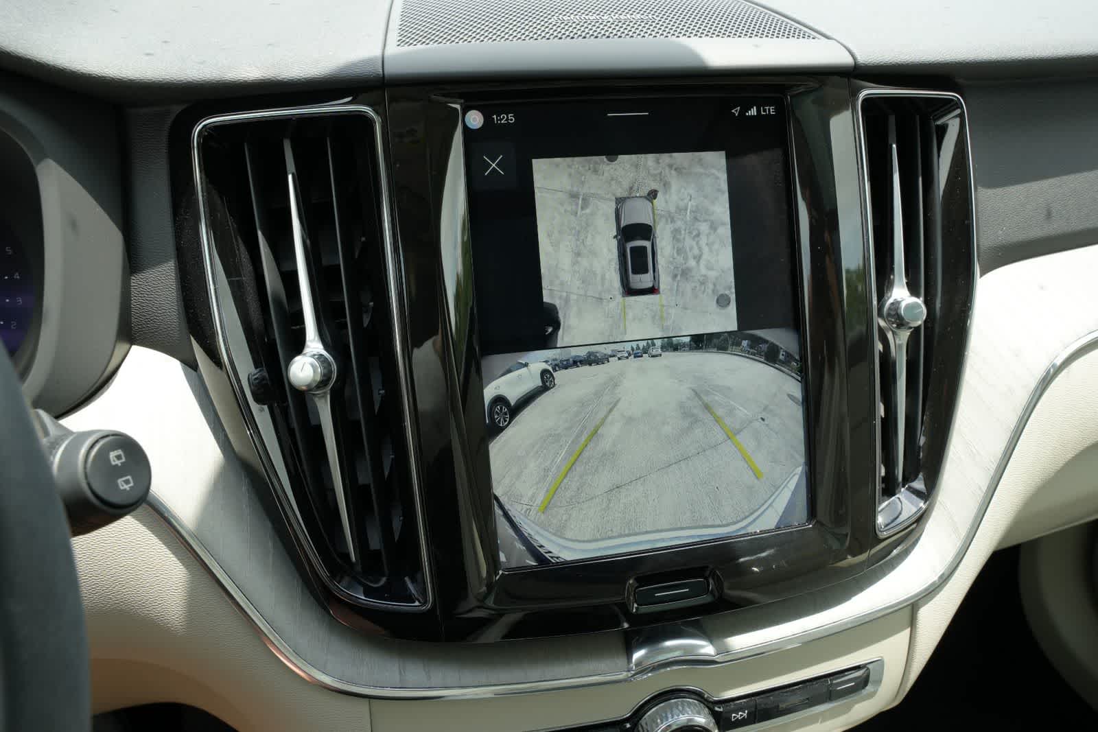 Thumbnail: 2025 Volvo XC60 - 14
