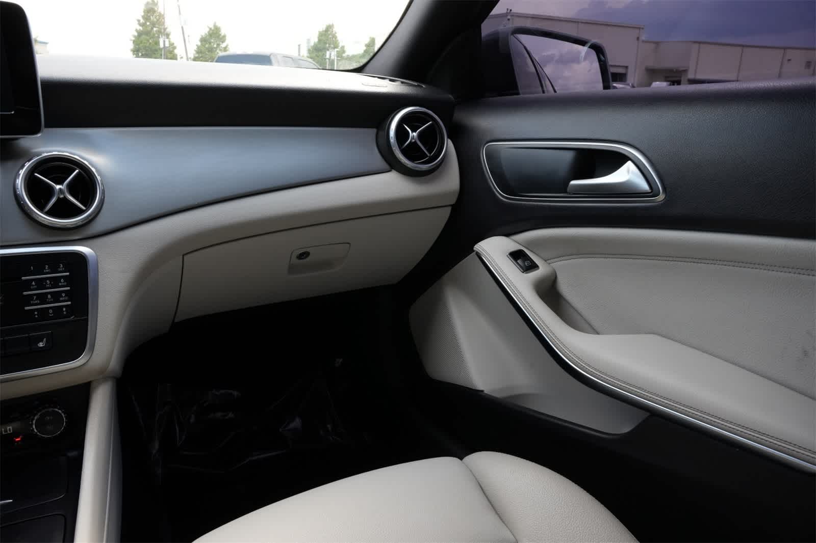 Thumbnail: 2016 Mercedes-Benz GLA - 8