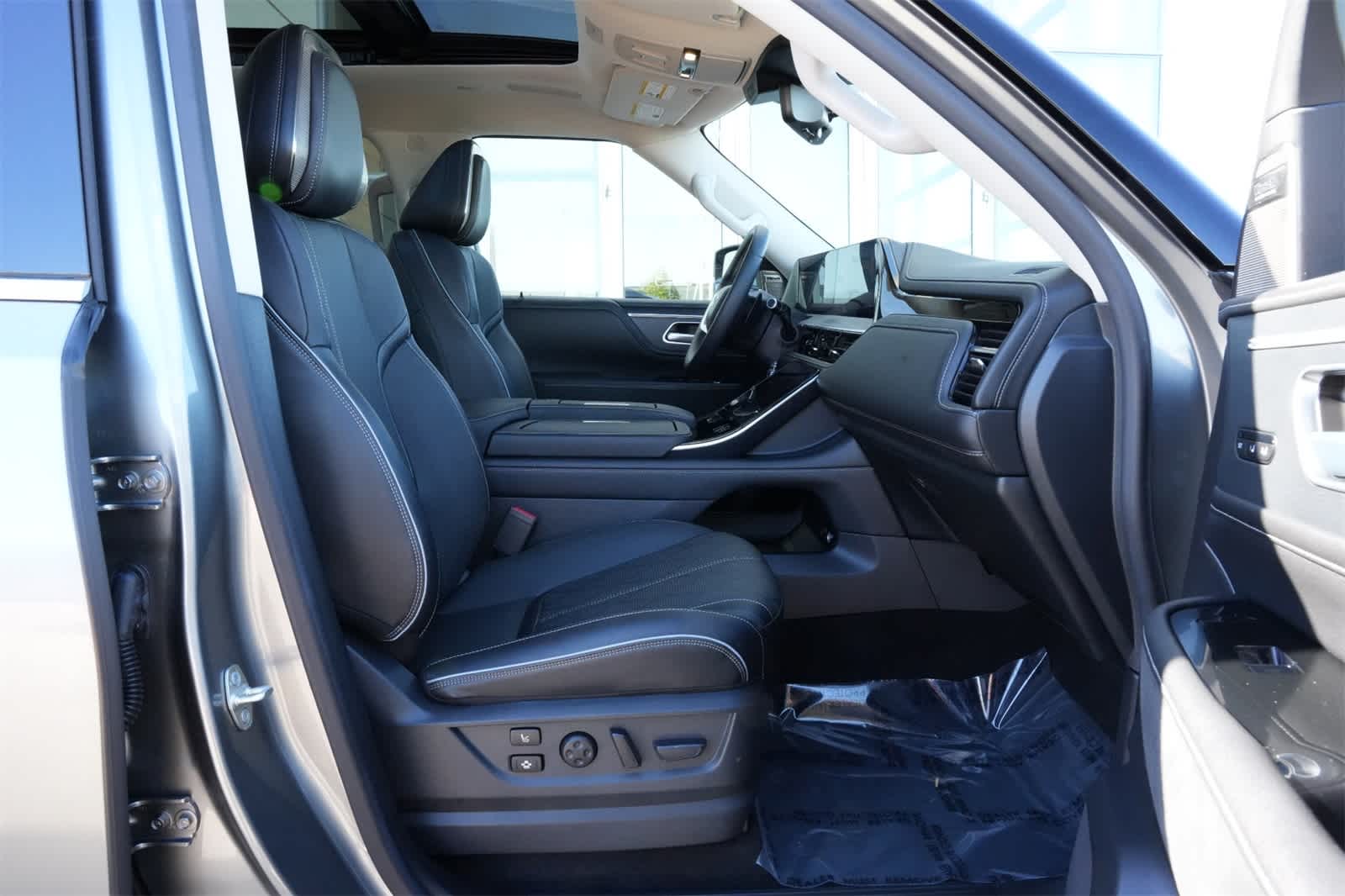 Thumbnail: 2025 INFINITI QX80 - 23