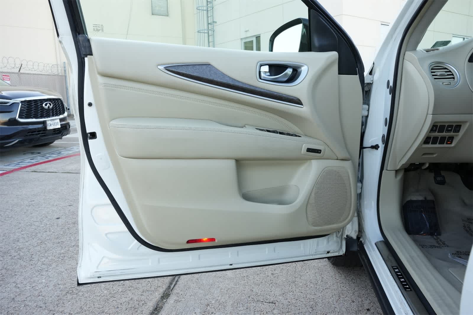 Thumbnail: 2013 INFINITI JX35 - 16