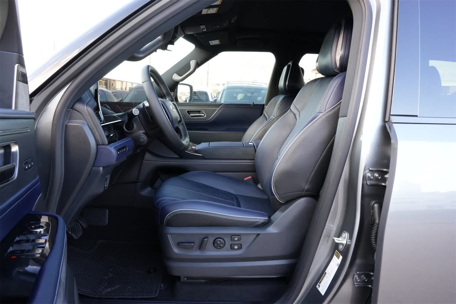 Thumbnail: 2026 INFINITI QX80 - 17