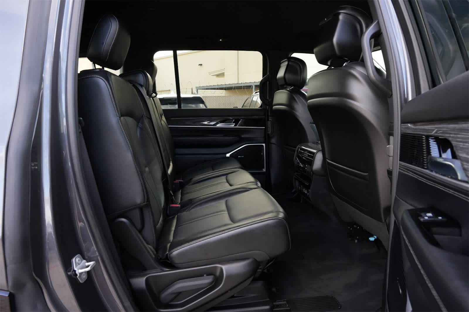 Thumbnail: 2022 Jeep Wagoneer - 21