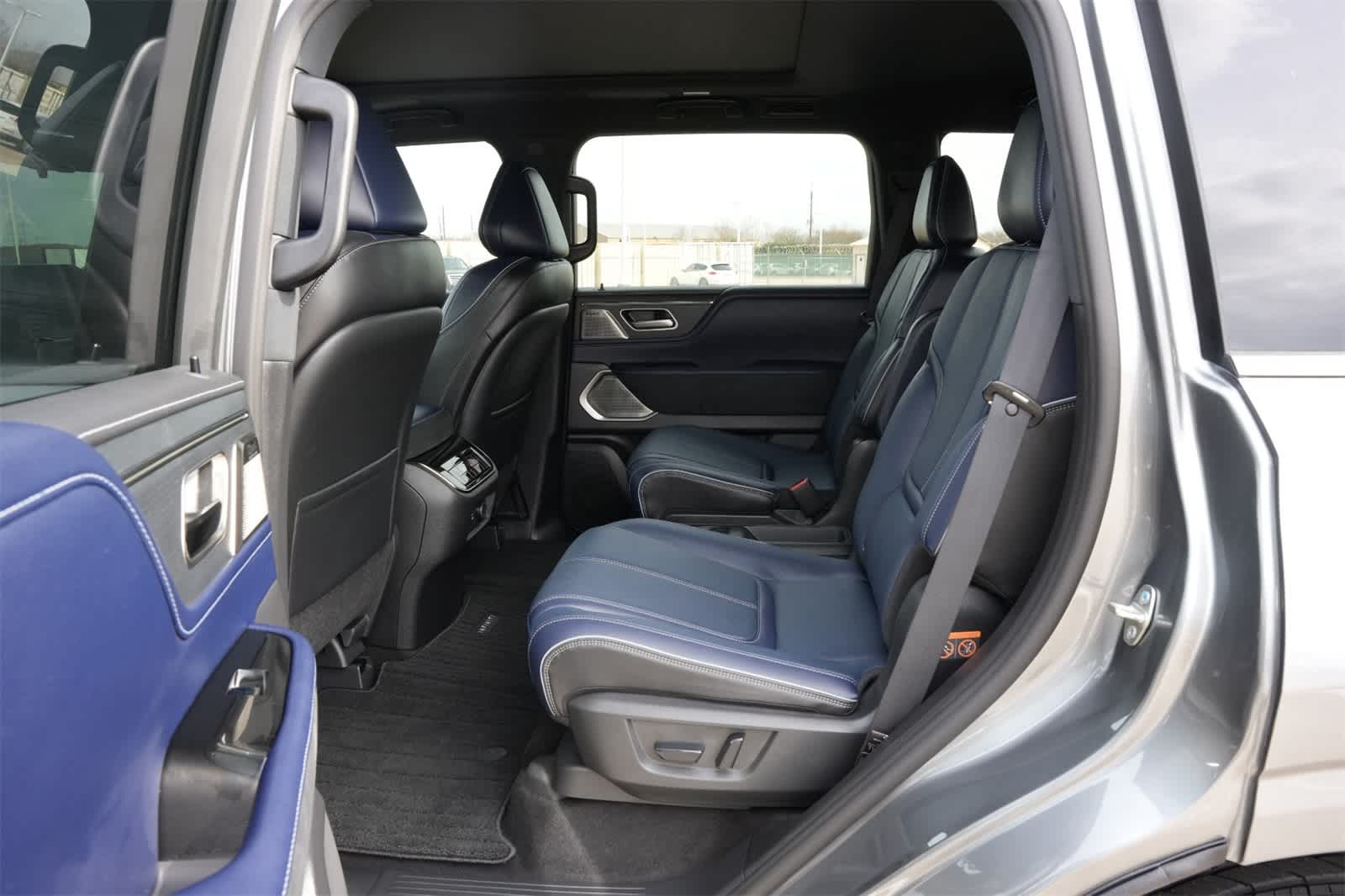 Thumbnail: 2026 INFINITI QX80 - 19