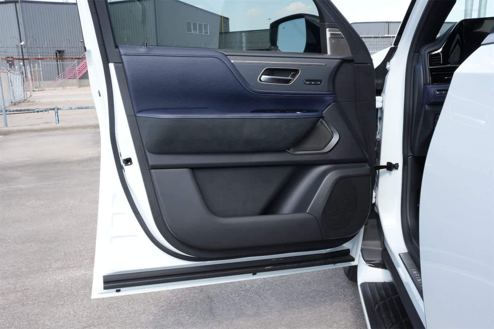 Thumbnail: 2026 INFINITI QX80 - 18