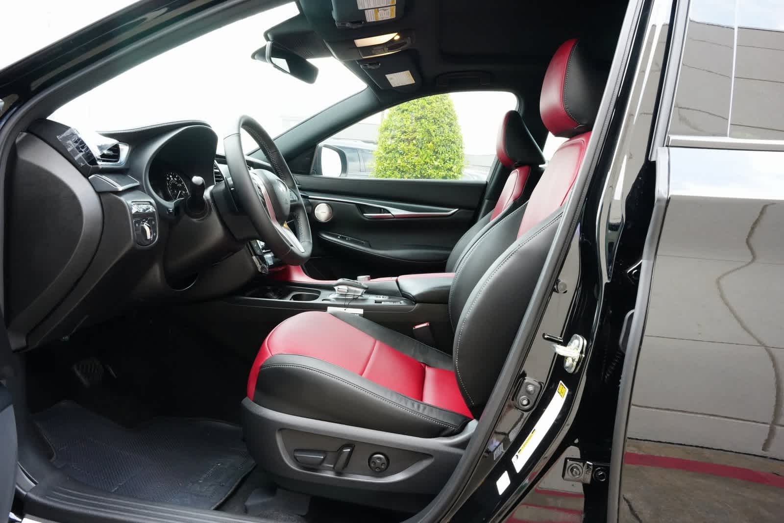 Thumbnail: 2025 INFINITI QX50 - 17