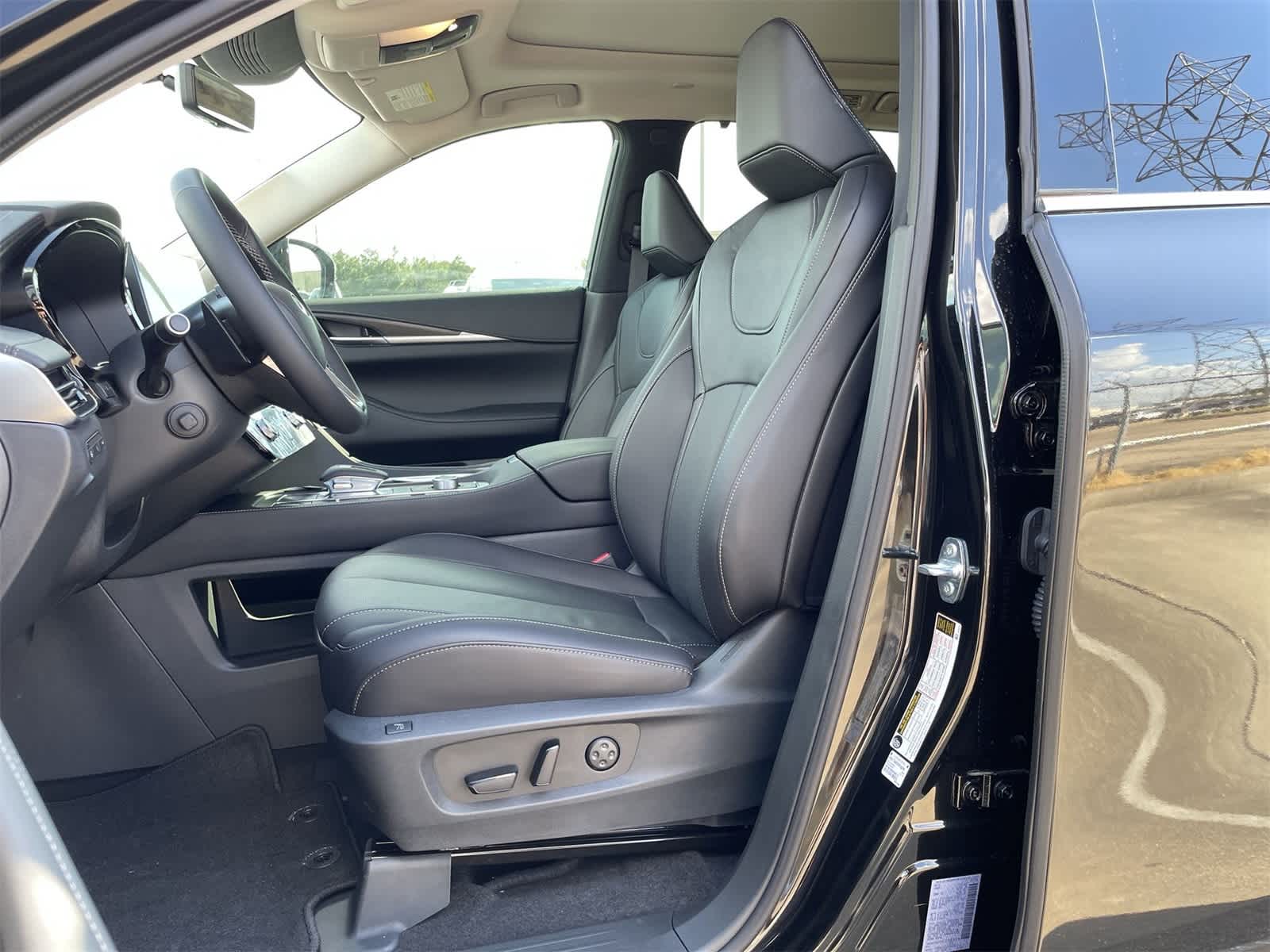Thumbnail: 2025 INFINITI QX60 - 17