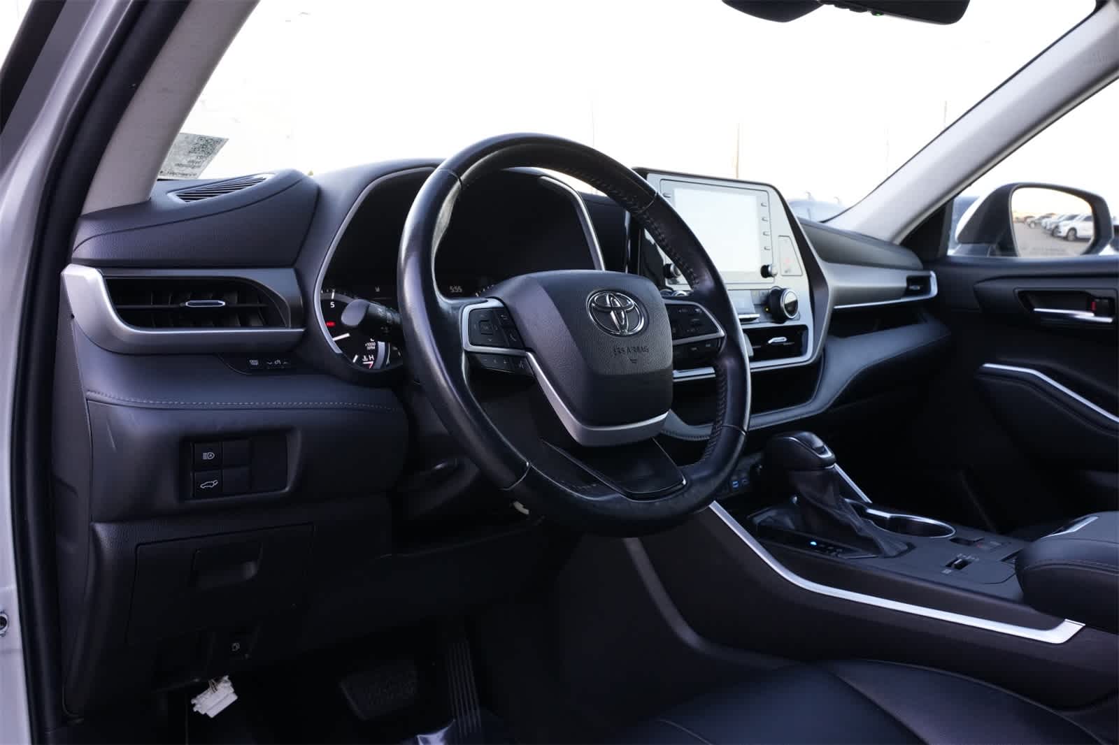 Thumbnail: 2022 Toyota Highlander - 16