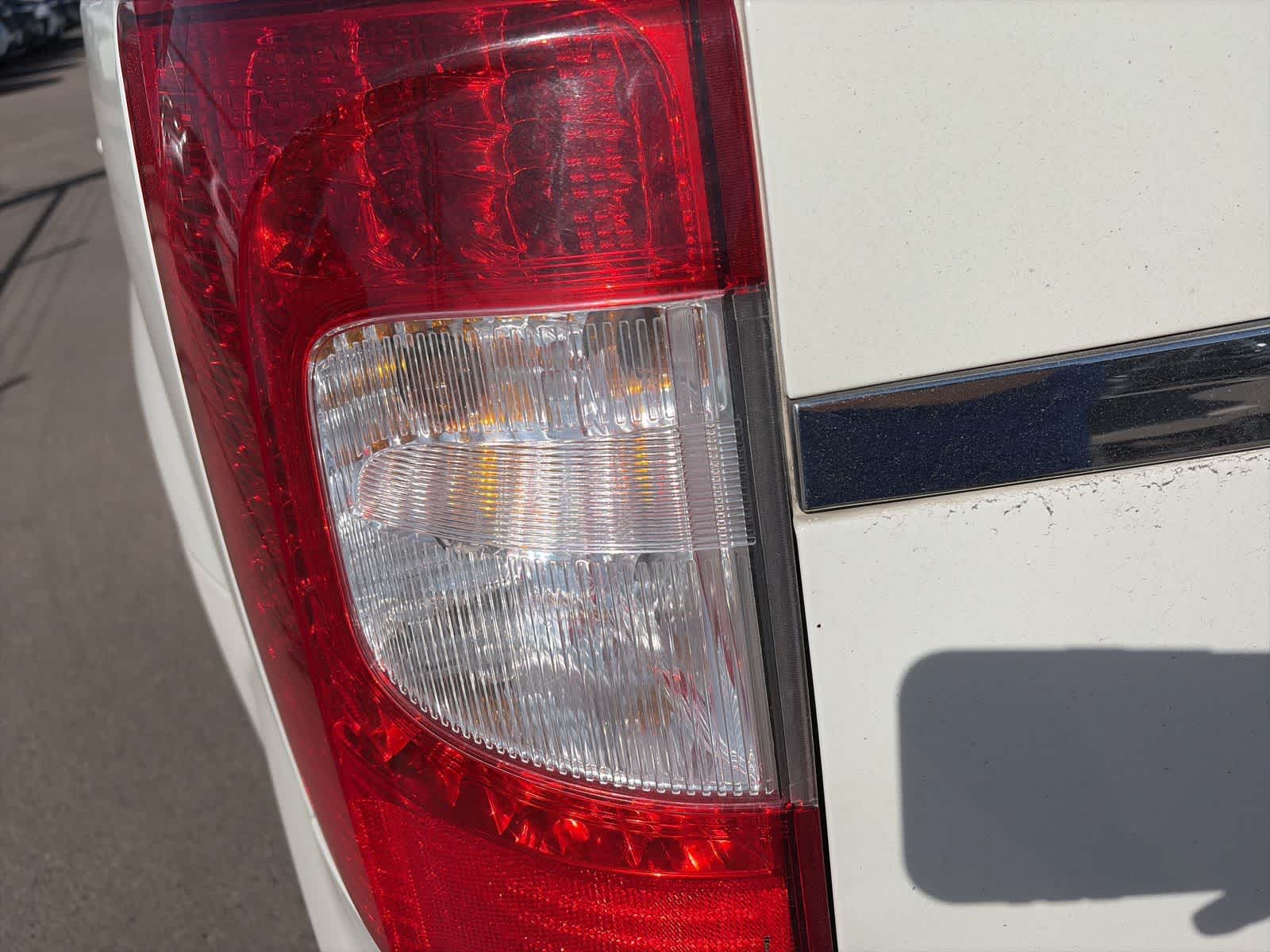 Thumbnail: 2012 Chrysler Town & Country - 14