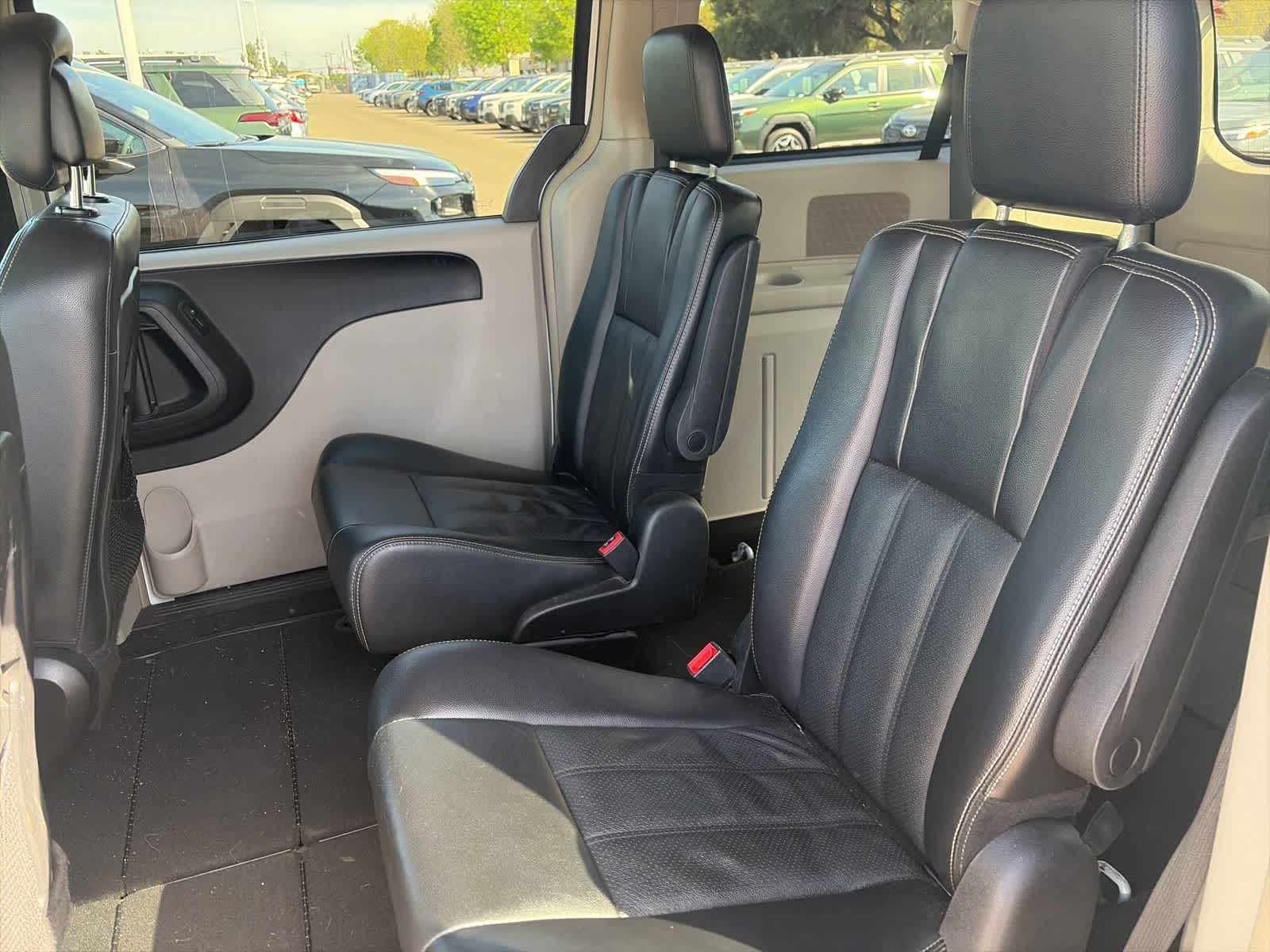 Thumbnail: 2012 Chrysler Town & Country - 22