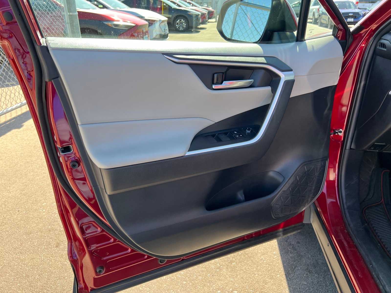 Thumbnail: 2021 Toyota RAV4 - 15