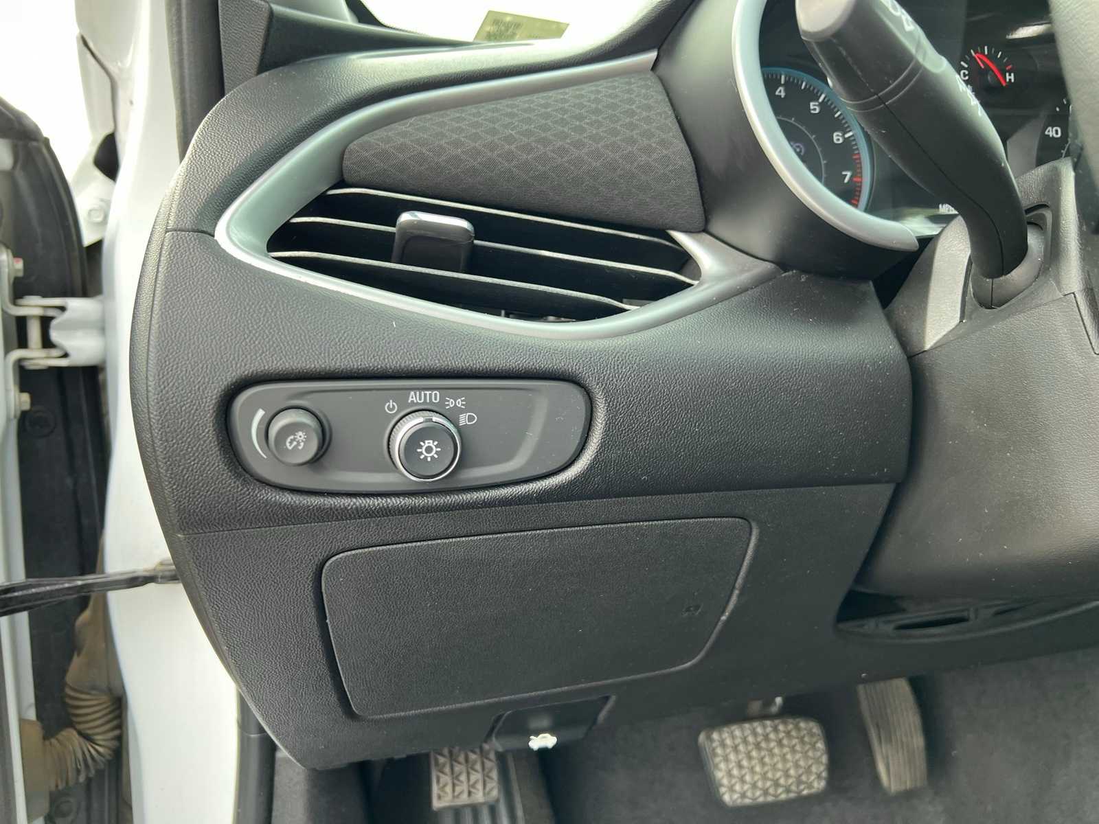 Thumbnail: 2018 Chevrolet Malibu - 32