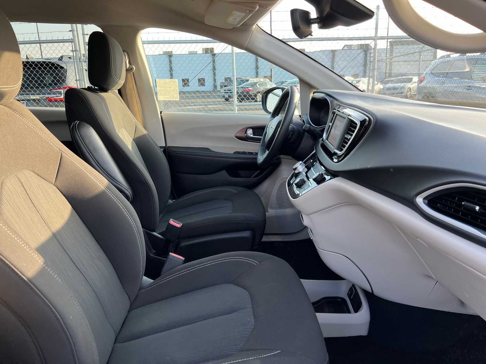 Thumbnail: 2023 Chrysler Voyager - 26