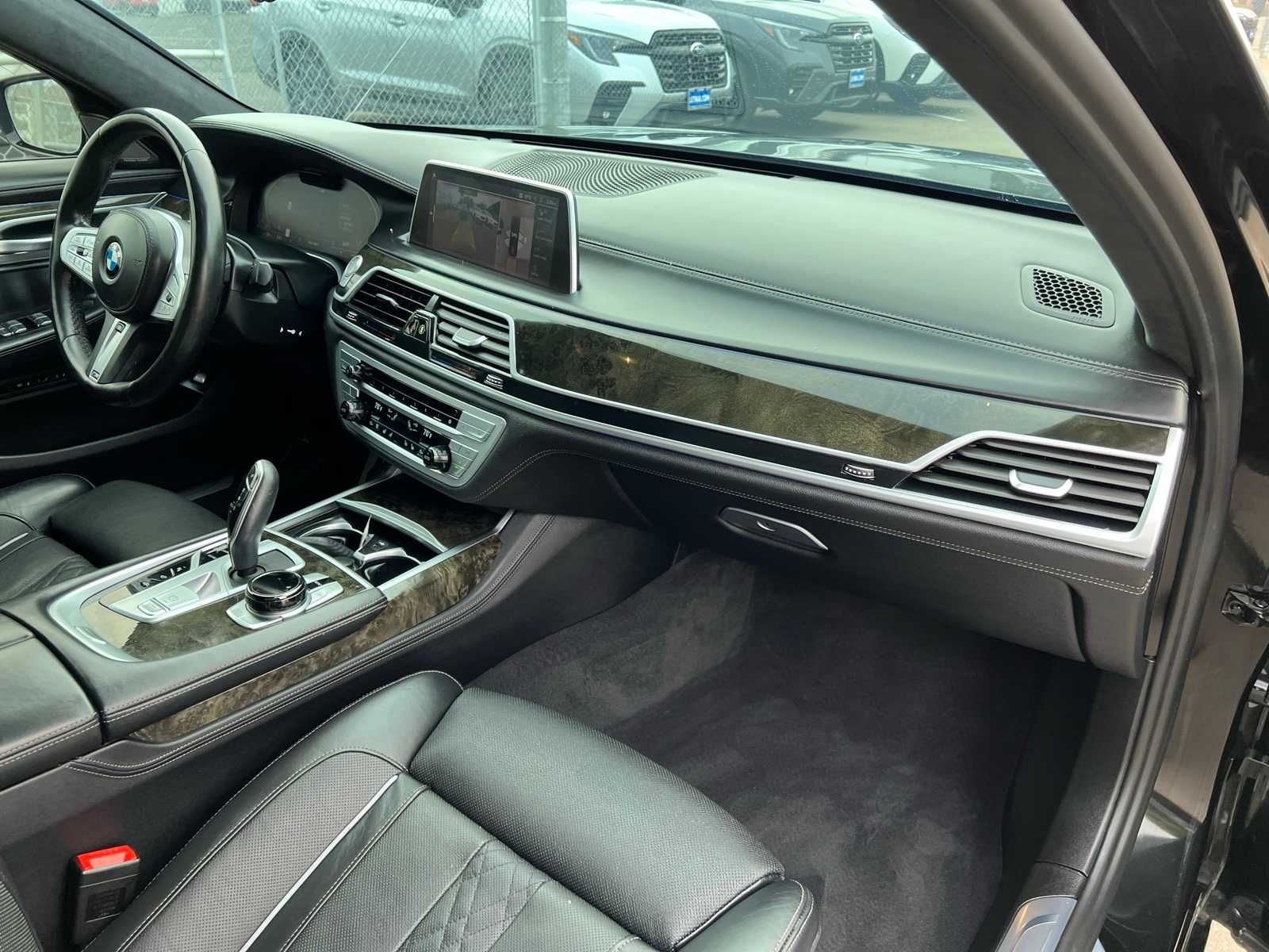 Thumbnail: 2021 BMW 7 Series - 24