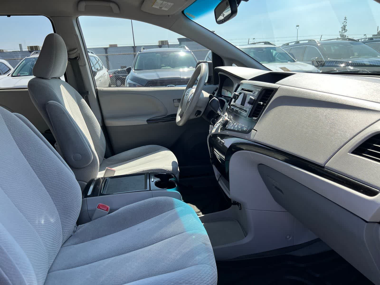 Thumbnail: 2014 Toyota Sienna - 25