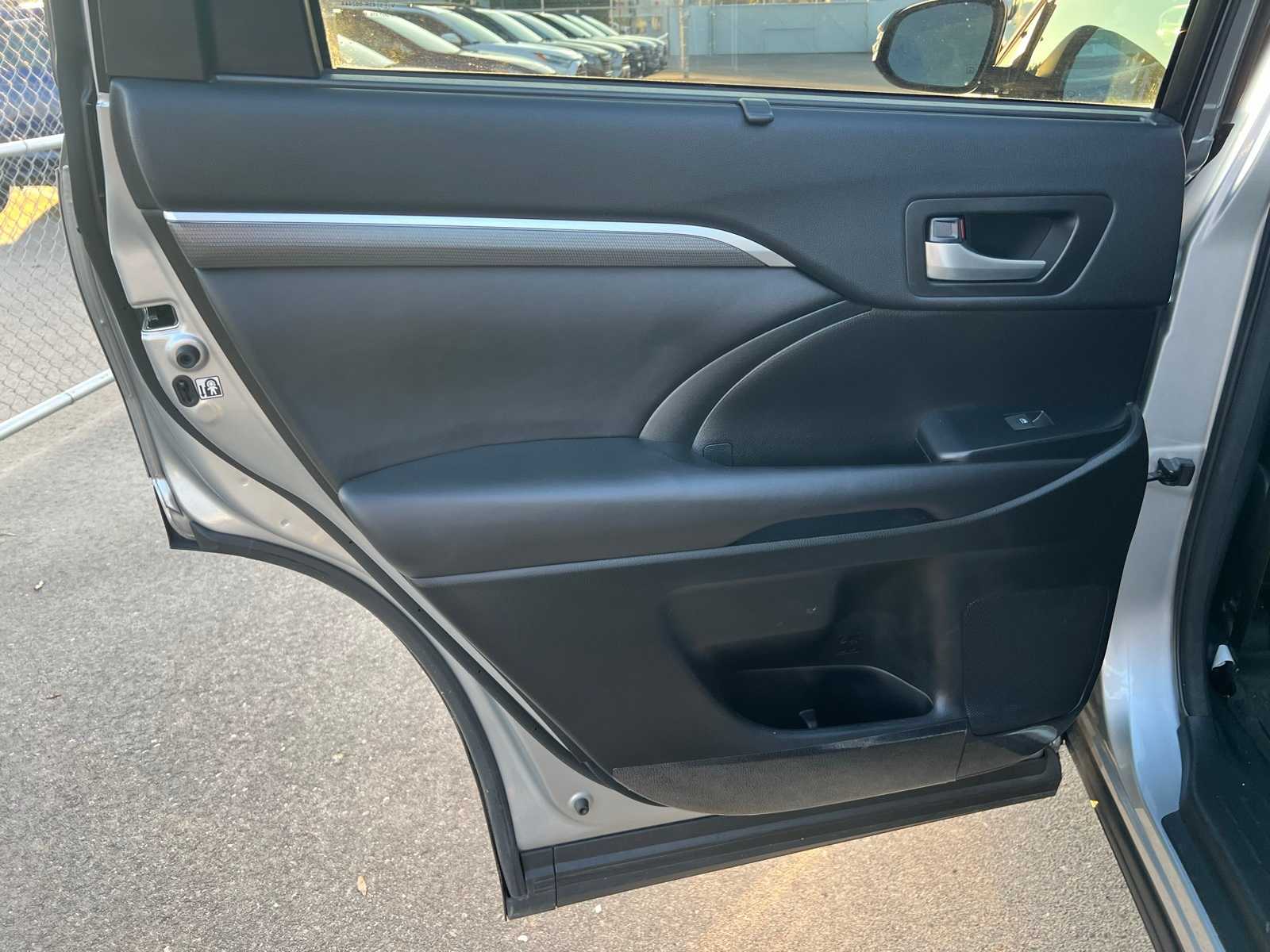 Thumbnail: 2017 Toyota Highlander - 19