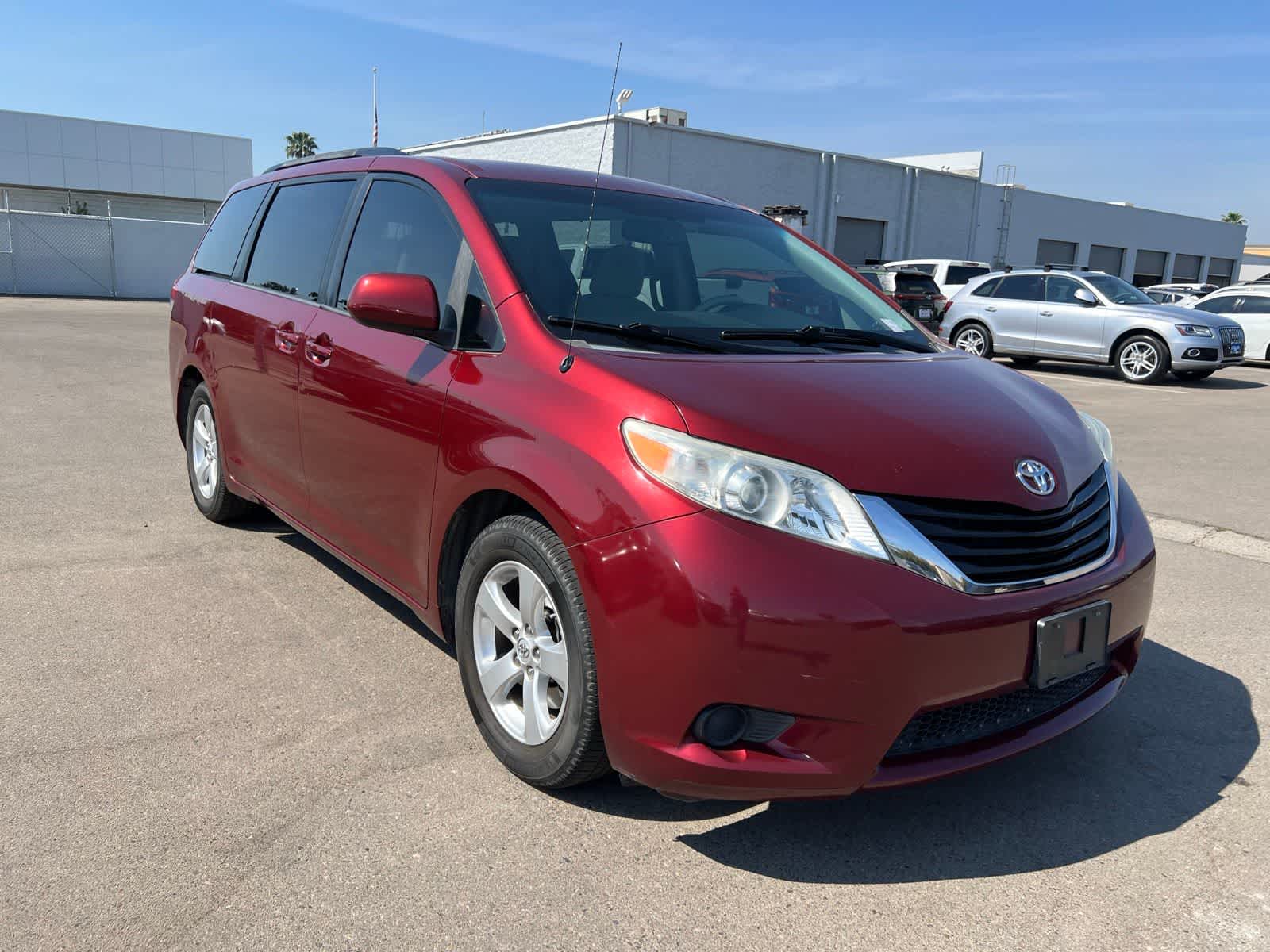 Thumbnail: 2014 Toyota Sienna - 9