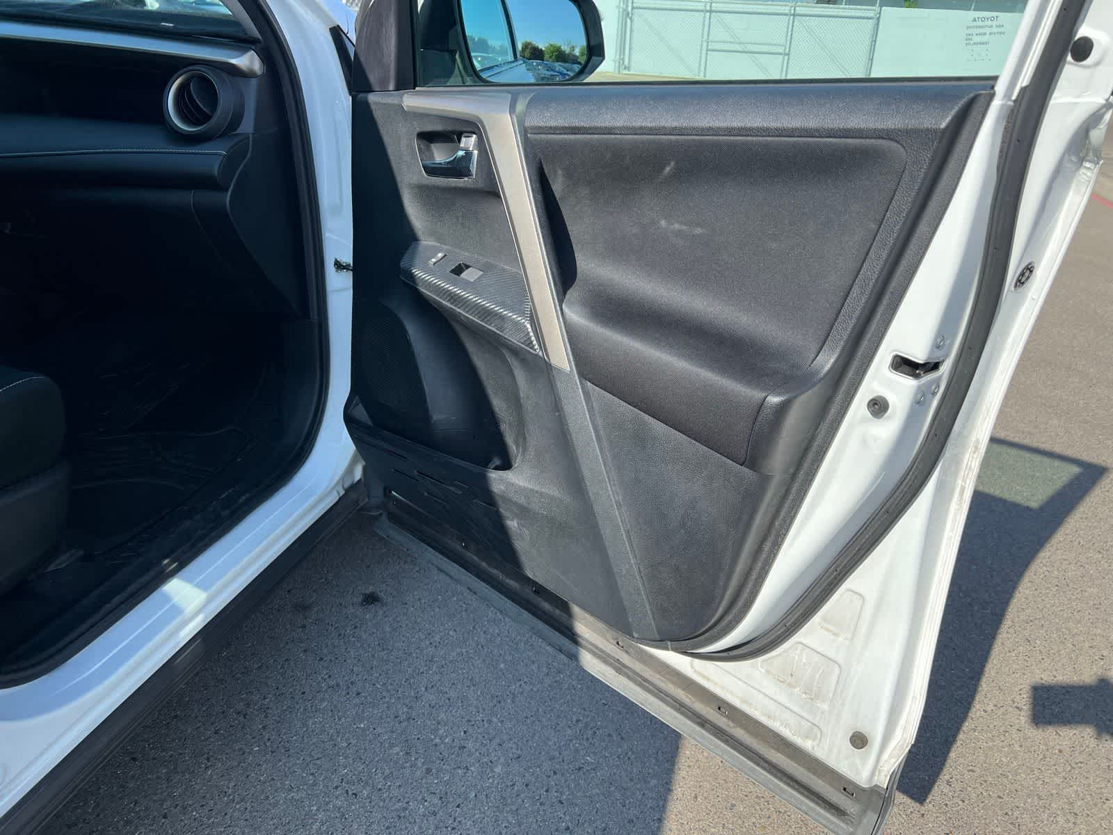 Thumbnail: 2015 Toyota RAV4 - 28