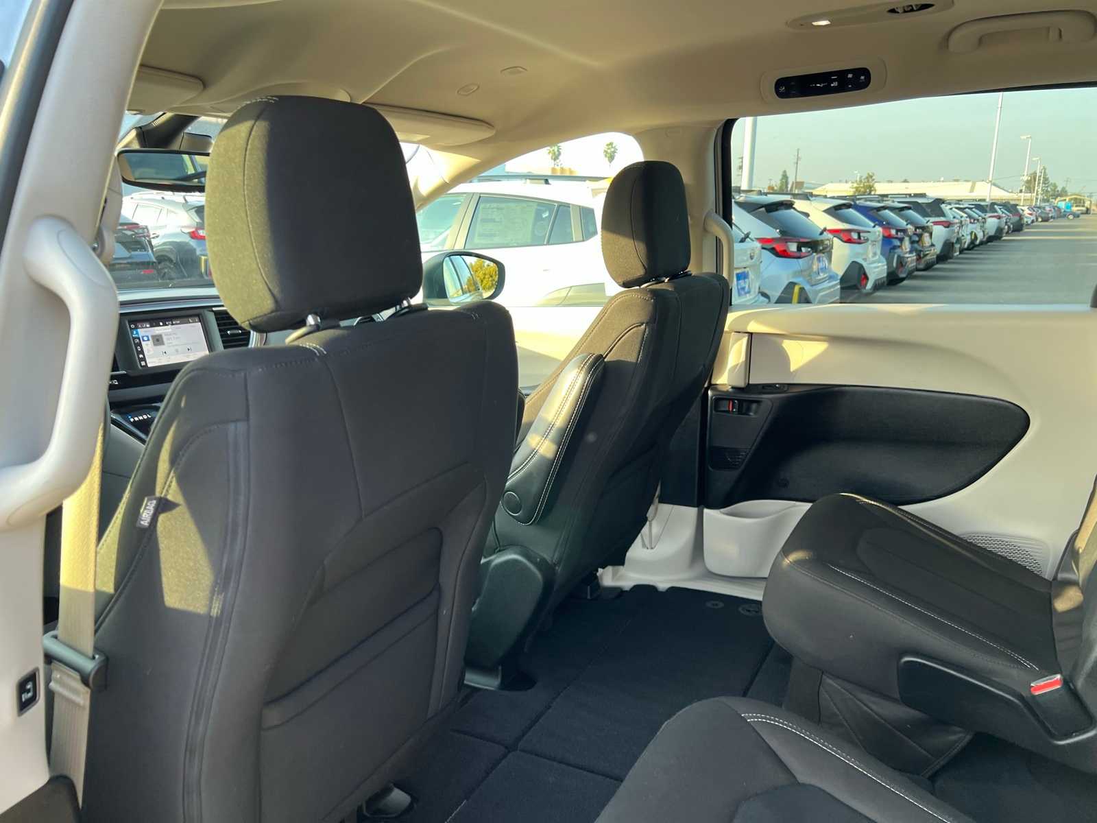 Thumbnail: 2023 Chrysler Voyager - 17