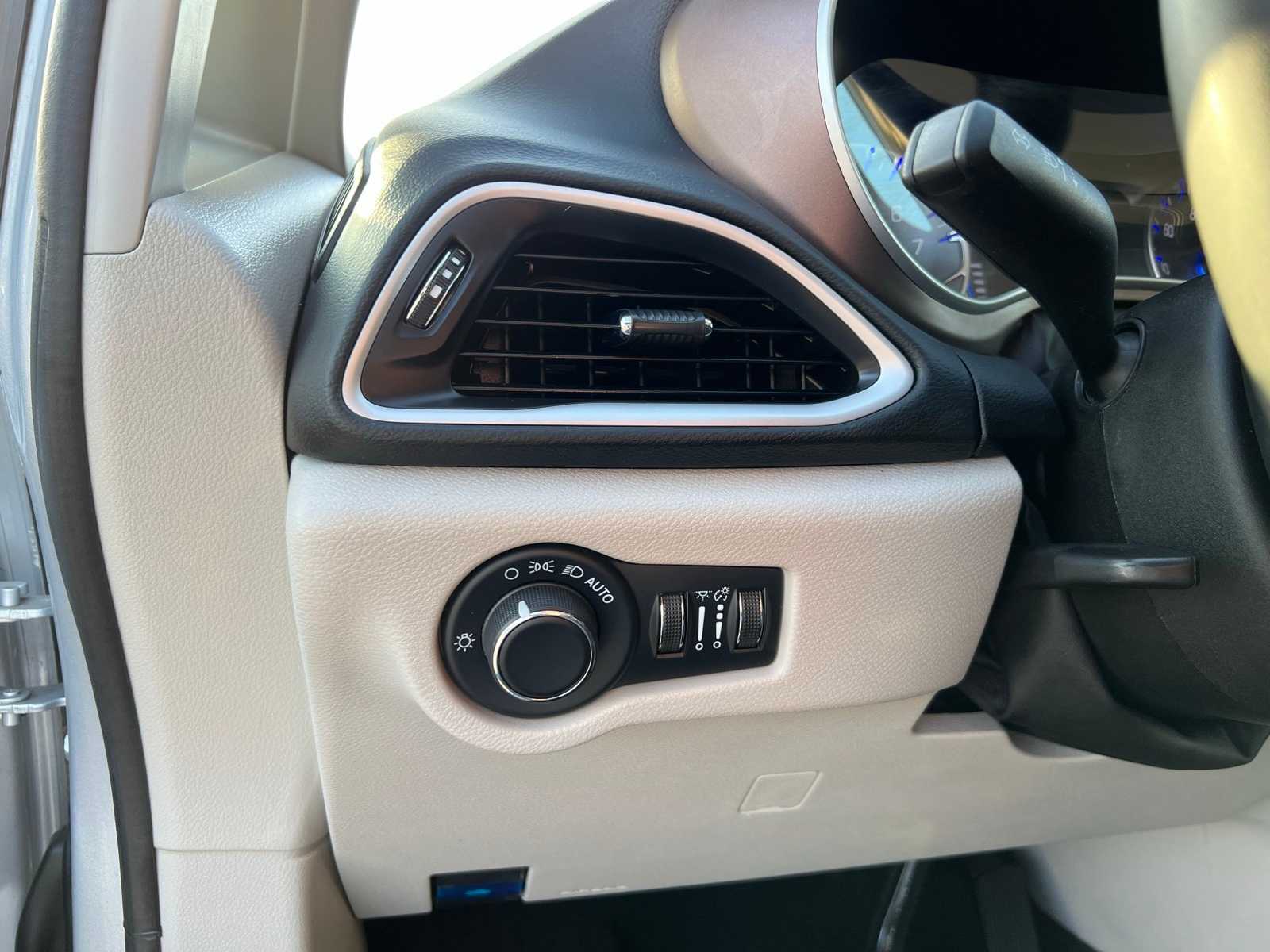 Thumbnail: 2023 Chrysler Voyager - 32