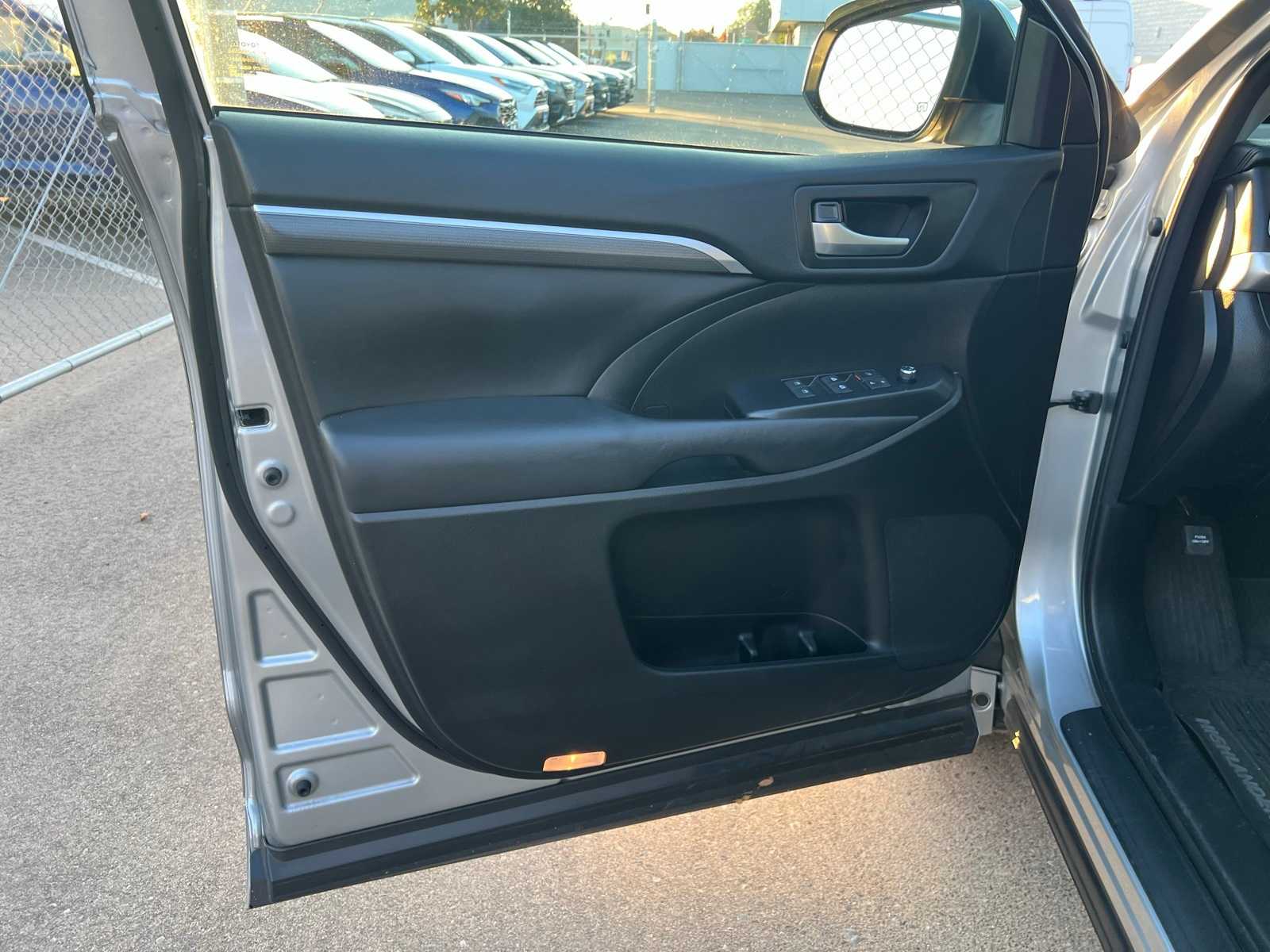 Thumbnail: 2017 Toyota Highlander - 15