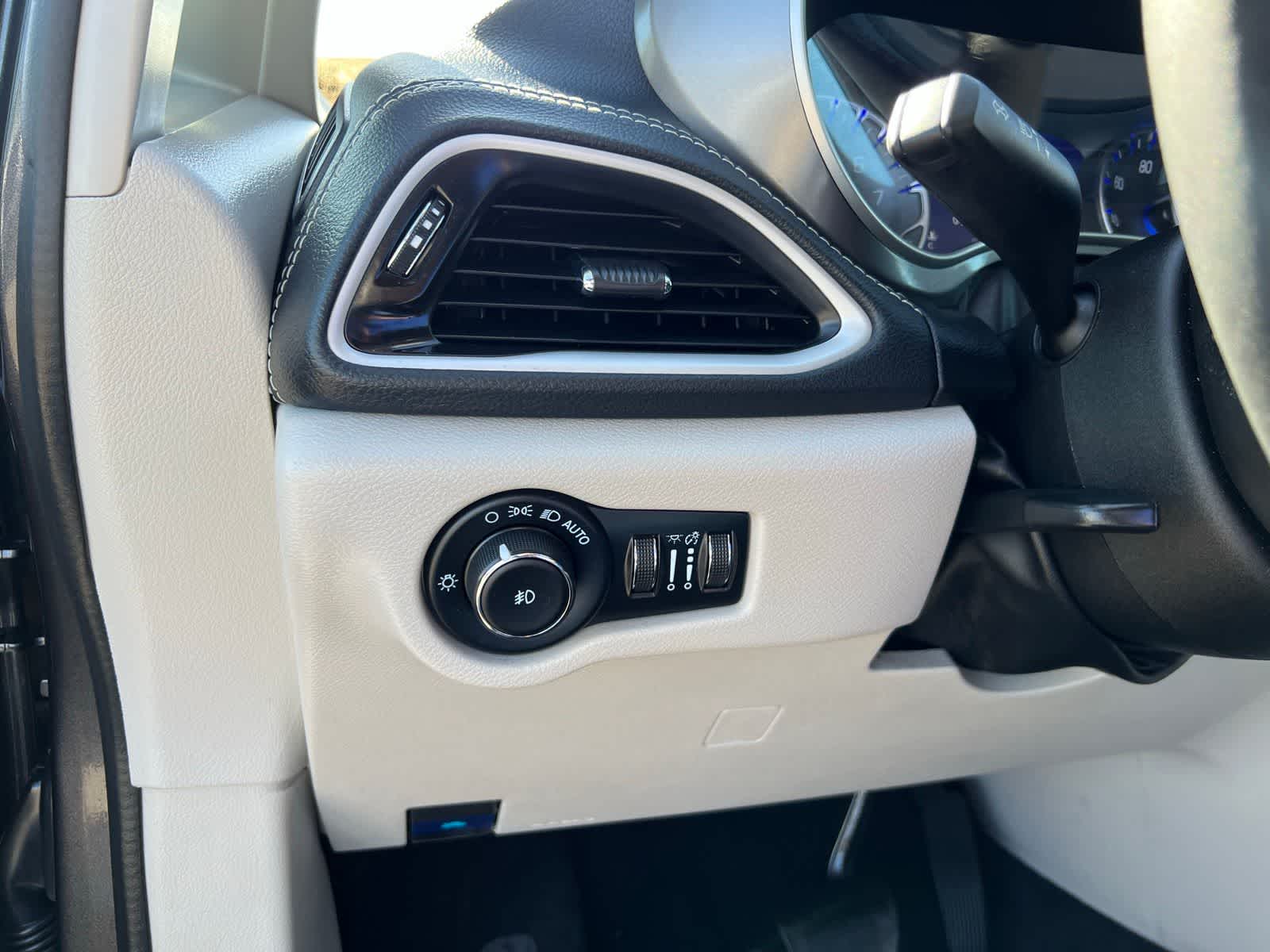 Thumbnail: 2023 Chrysler Pacifica - 32