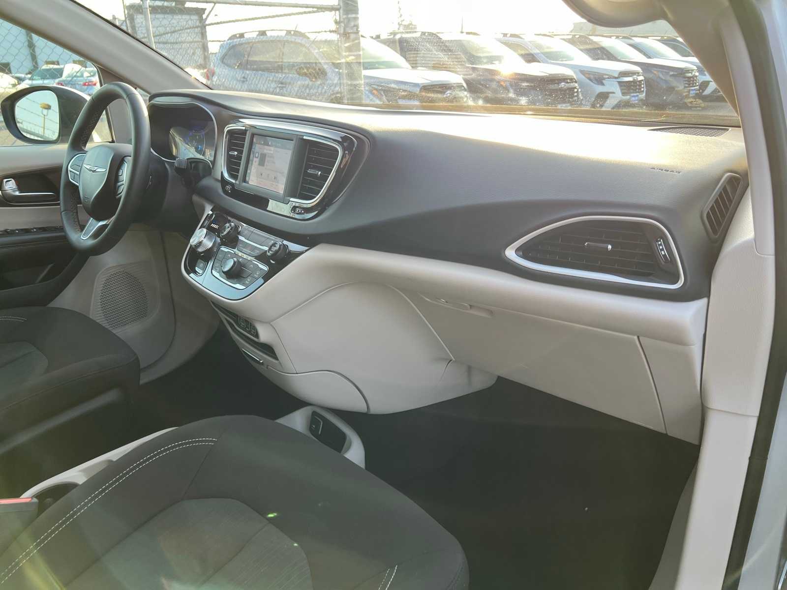 Thumbnail: 2023 Chrysler Voyager - 25