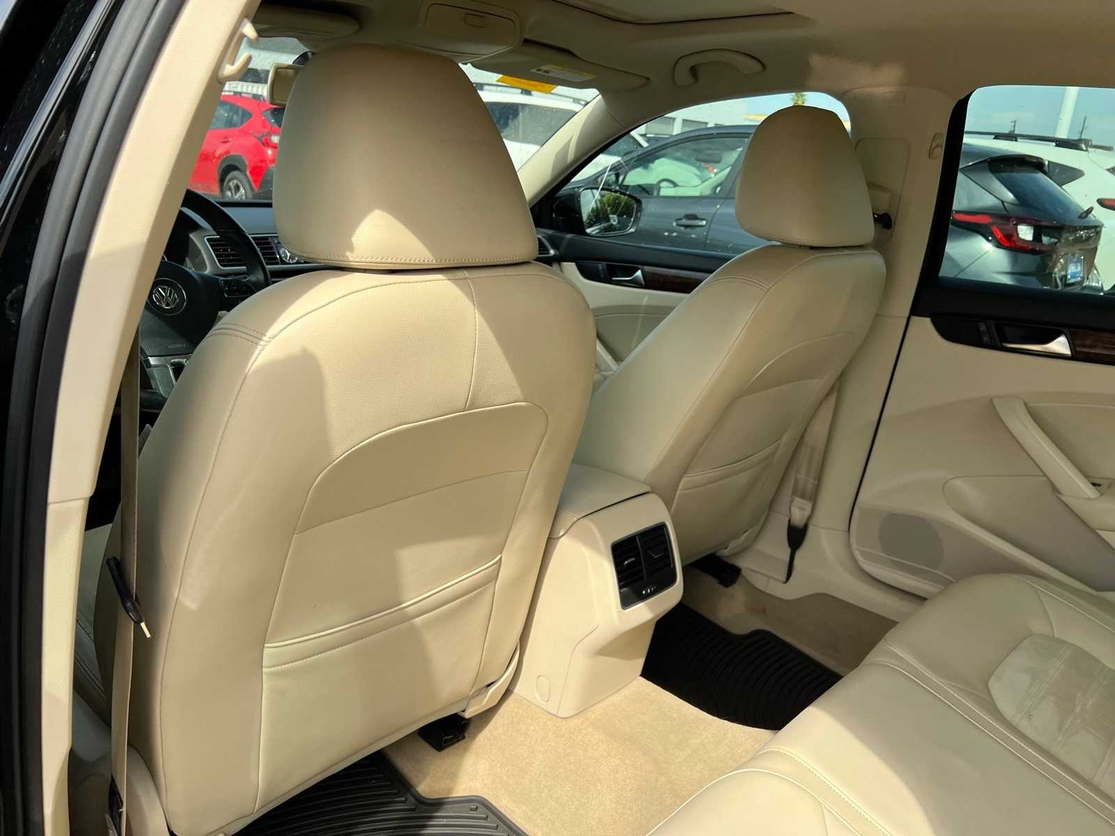 Thumbnail: 2013 Volkswagen Passat - 18