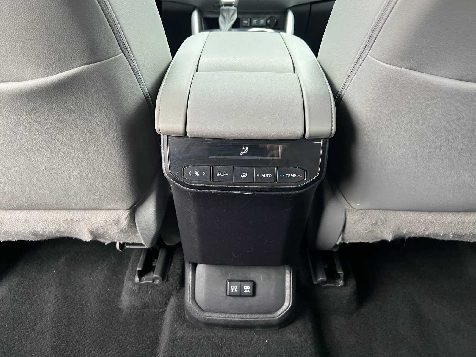 Thumbnail: 2021 Toyota Highlander - 32