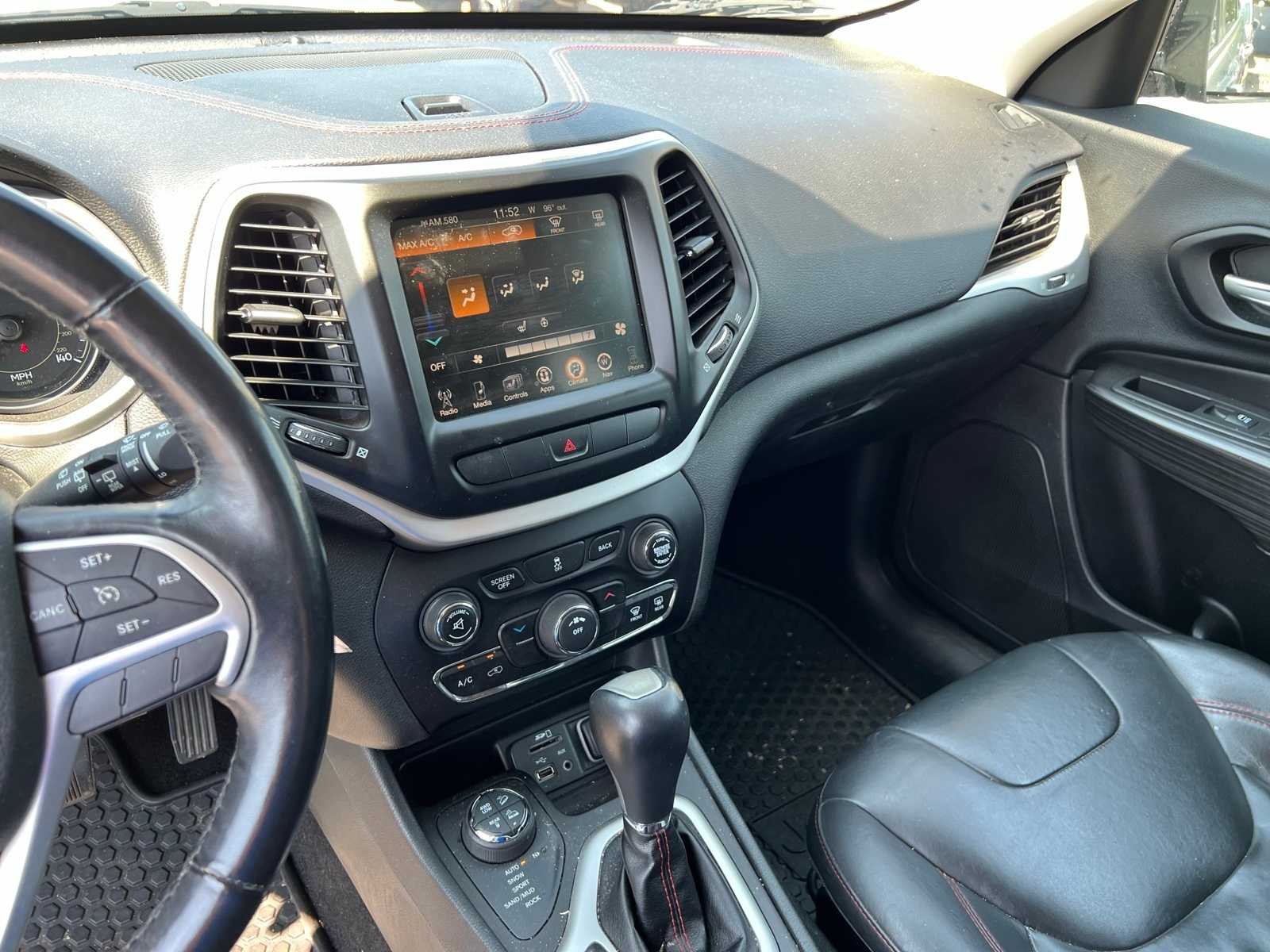 Thumbnail: 2015 Jeep Cherokee - 32