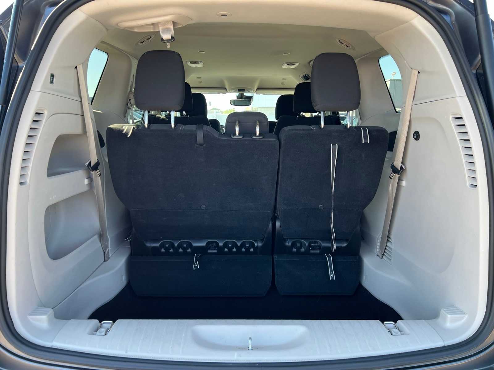 Thumbnail: 2023 Chrysler Voyager - 7