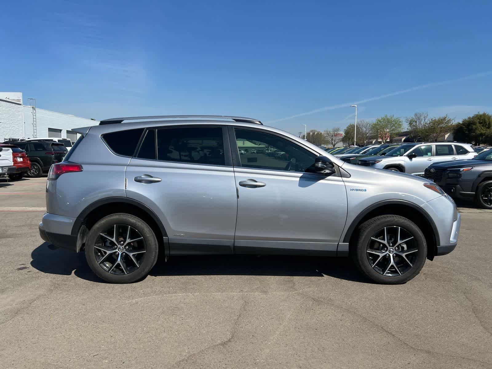 Thumbnail: 2017 Toyota RAV4 - 9