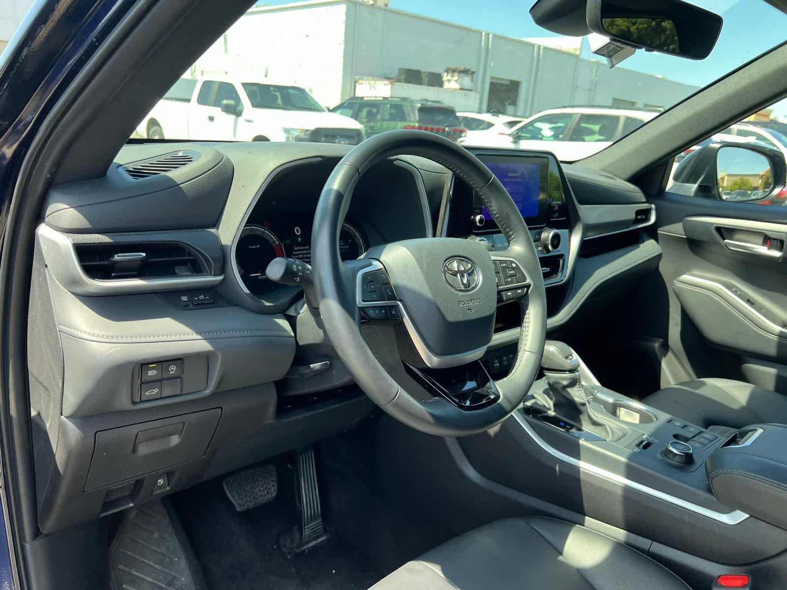 Thumbnail: 2025 Toyota Highlander - 14