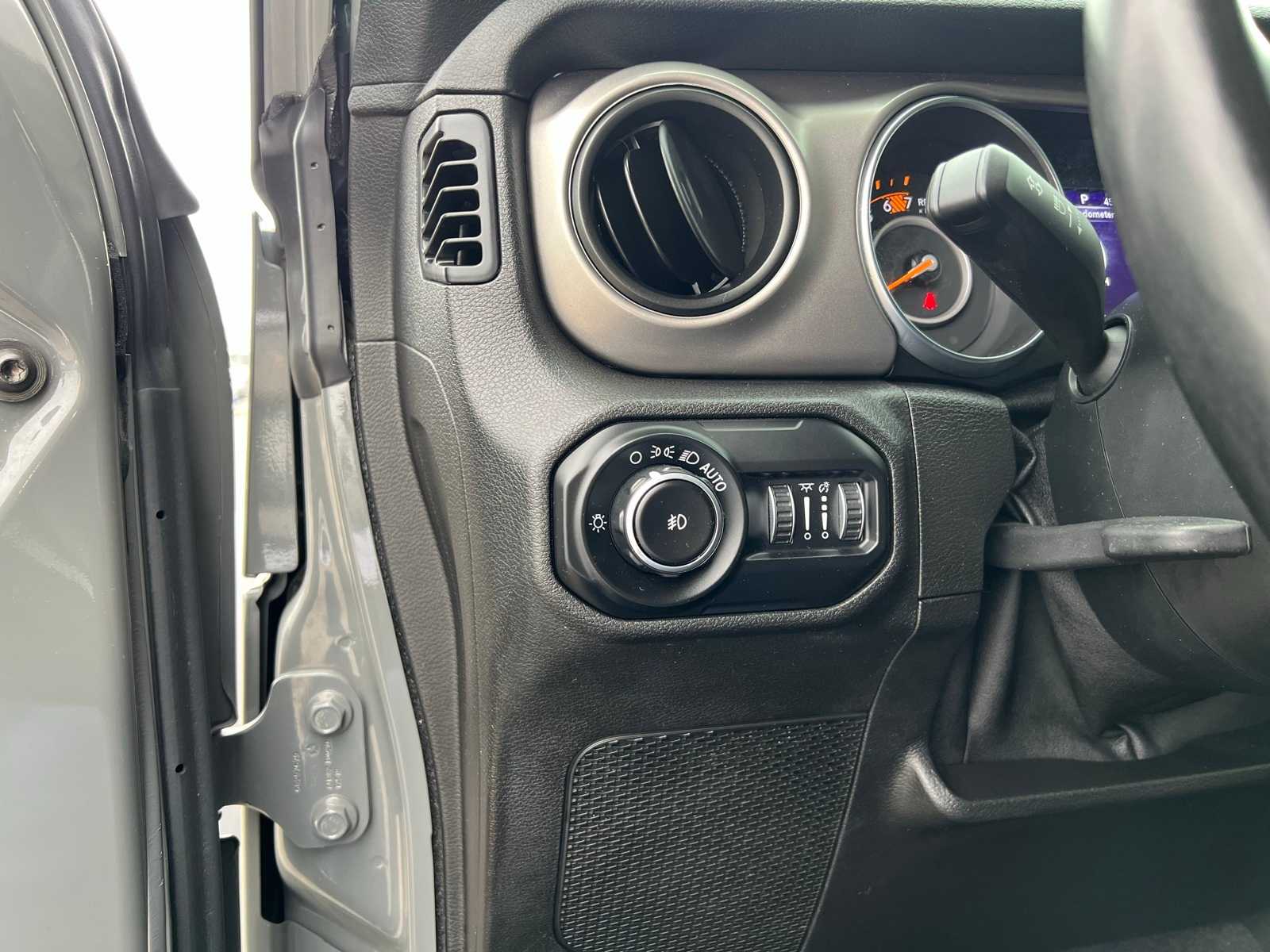 Thumbnail: 2020 Jeep Wrangler - 31