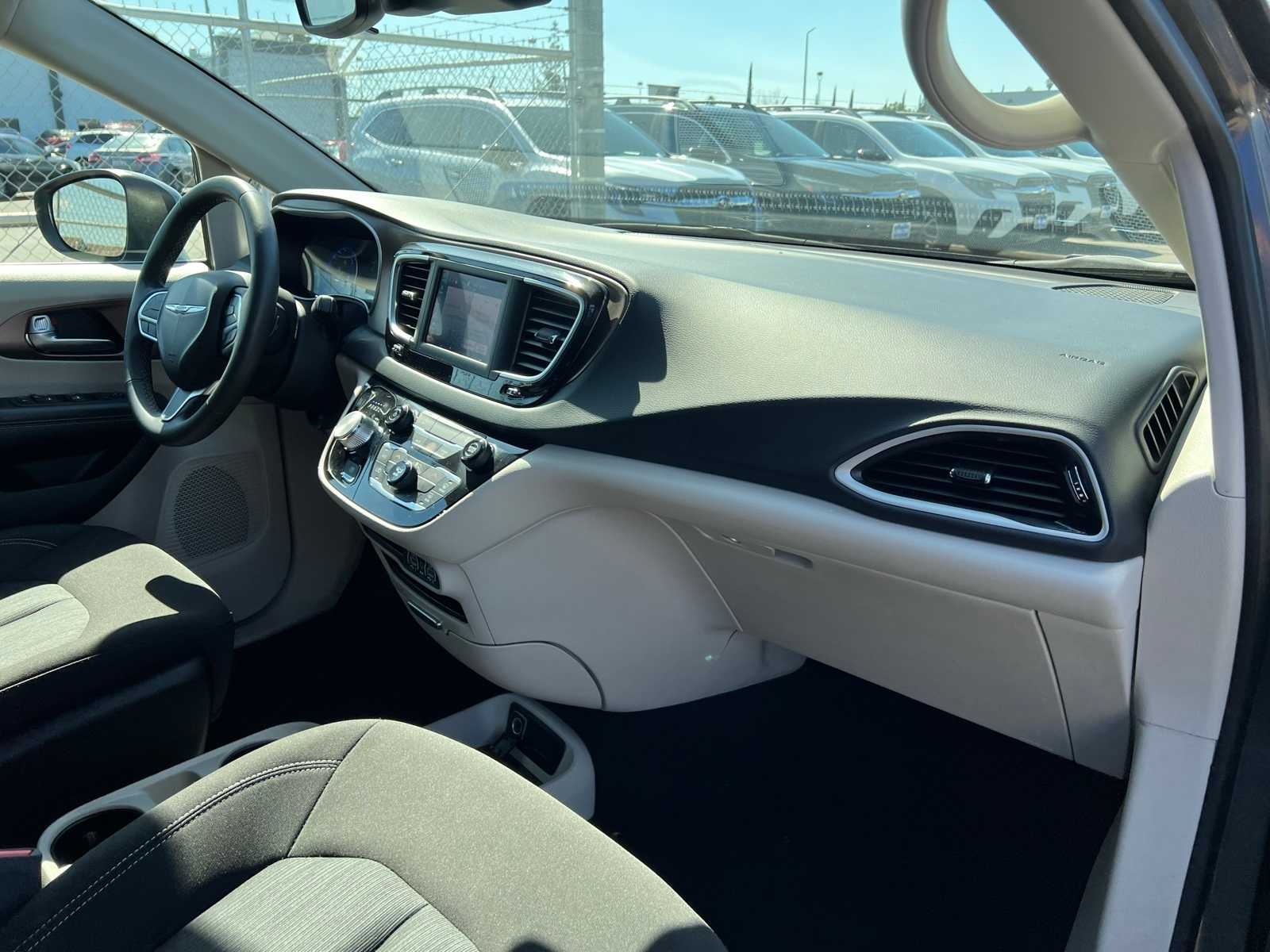 Thumbnail: 2023 Chrysler Voyager - 25