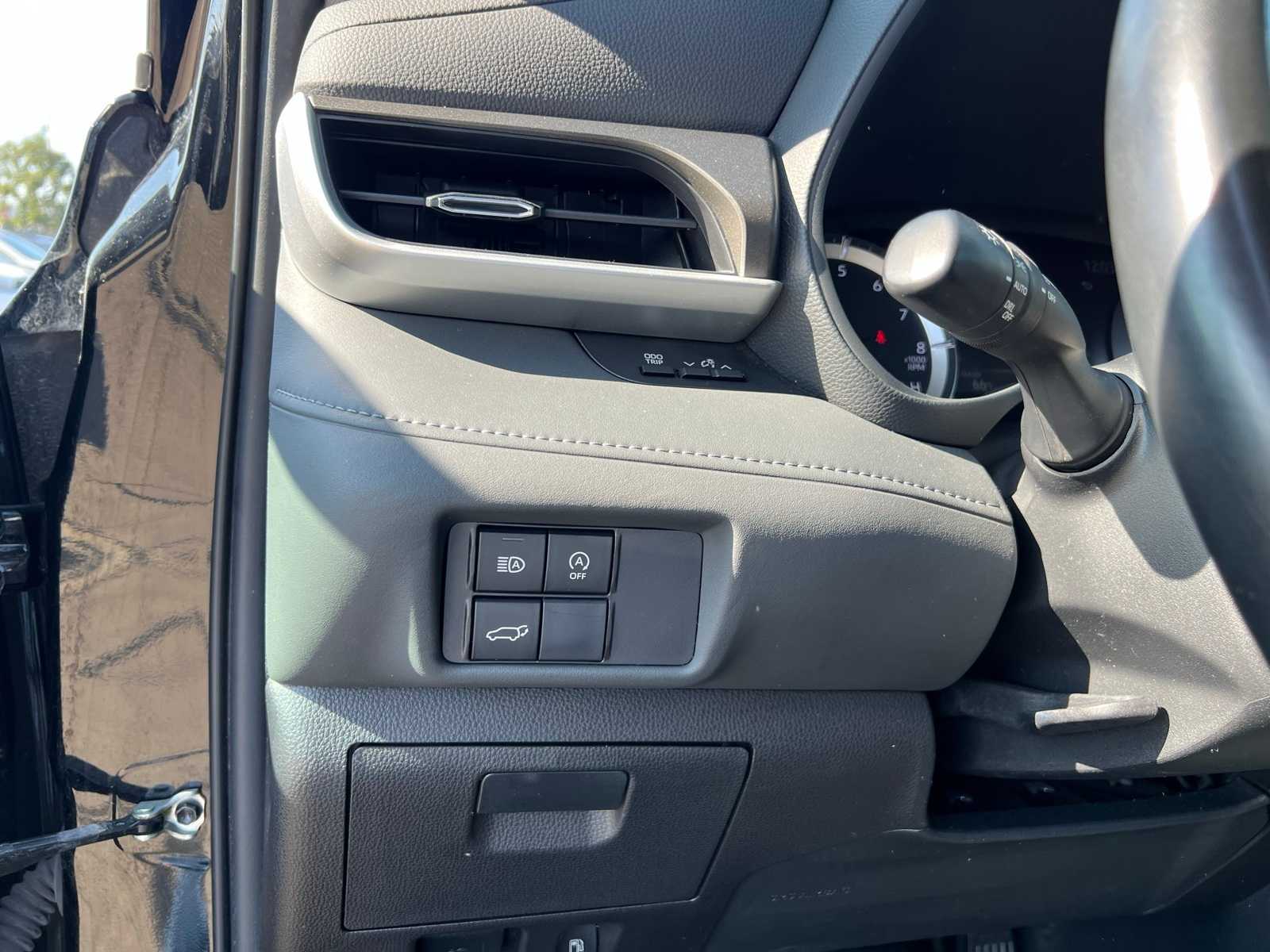 Thumbnail: 2023 Toyota Highlander - 33