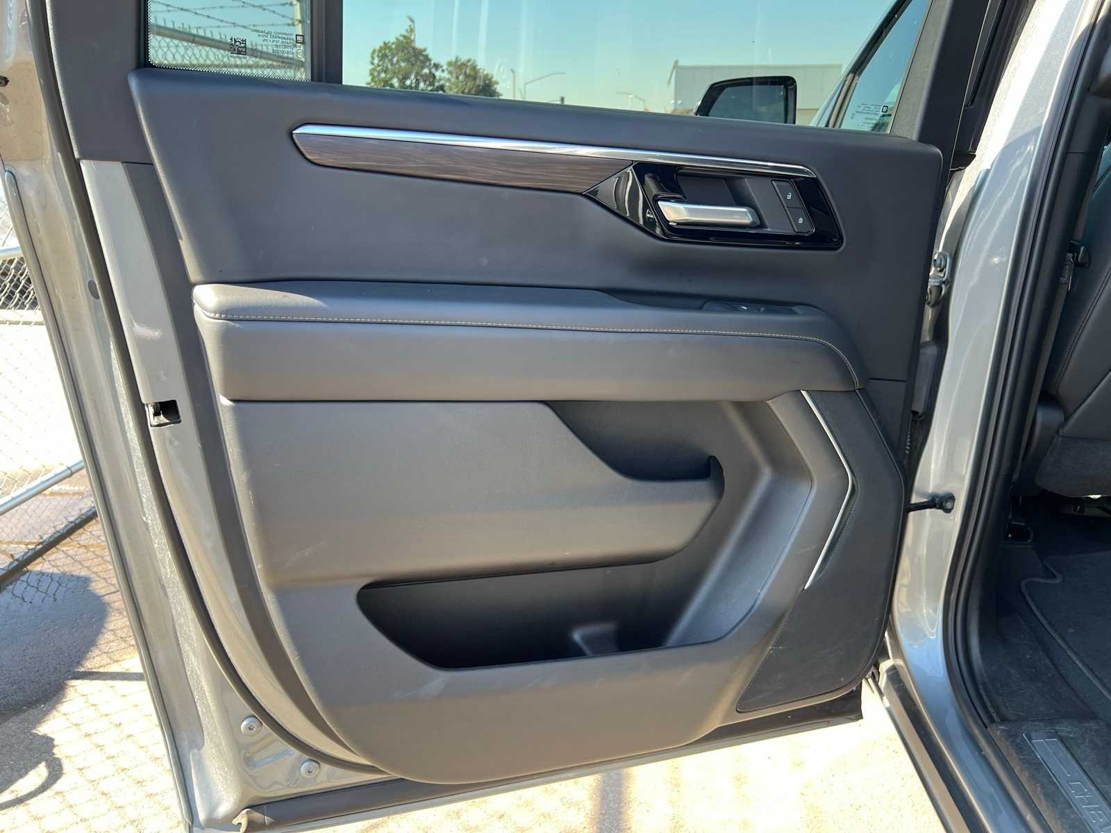 Thumbnail: 2025 Chevrolet Suburban - 18