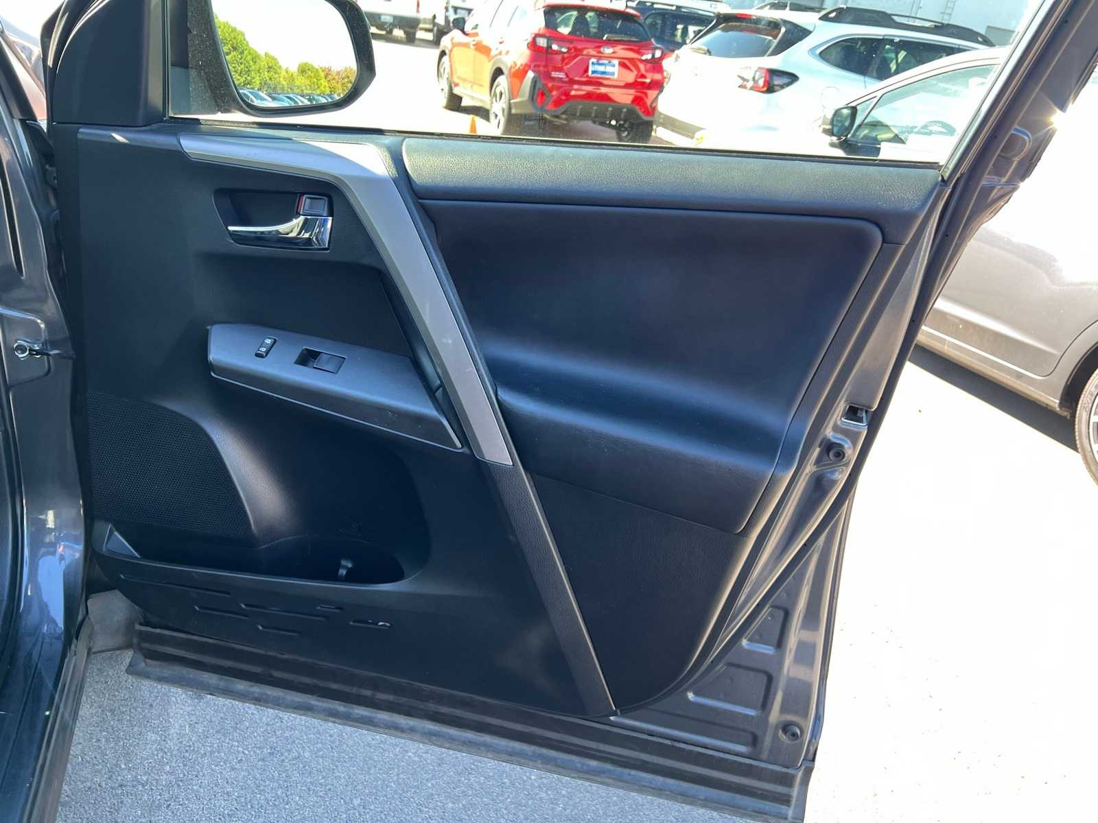 Thumbnail: 2018 Toyota RAV4 - 28
