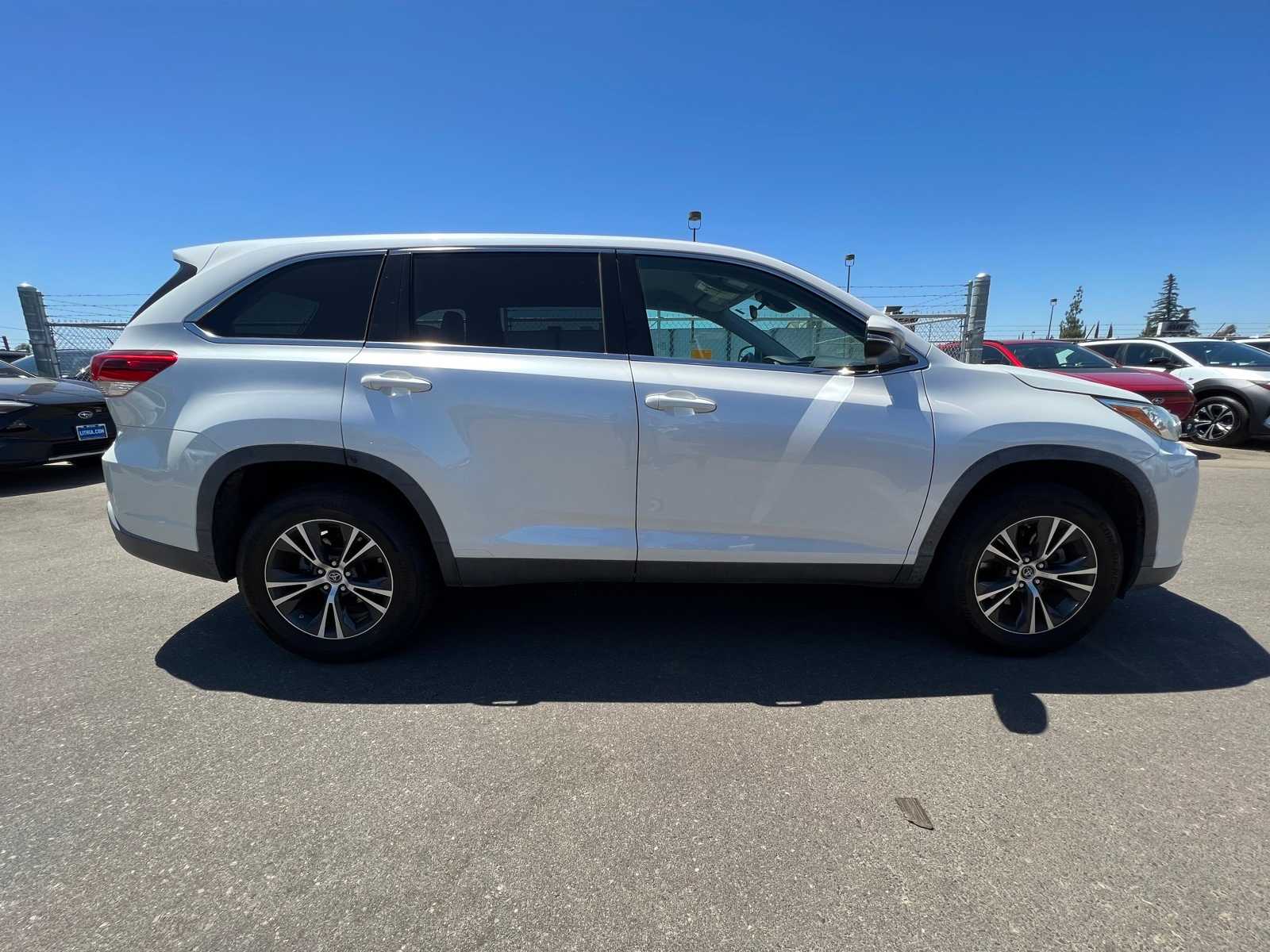 Thumbnail: 2019 Toyota Highlander - 9